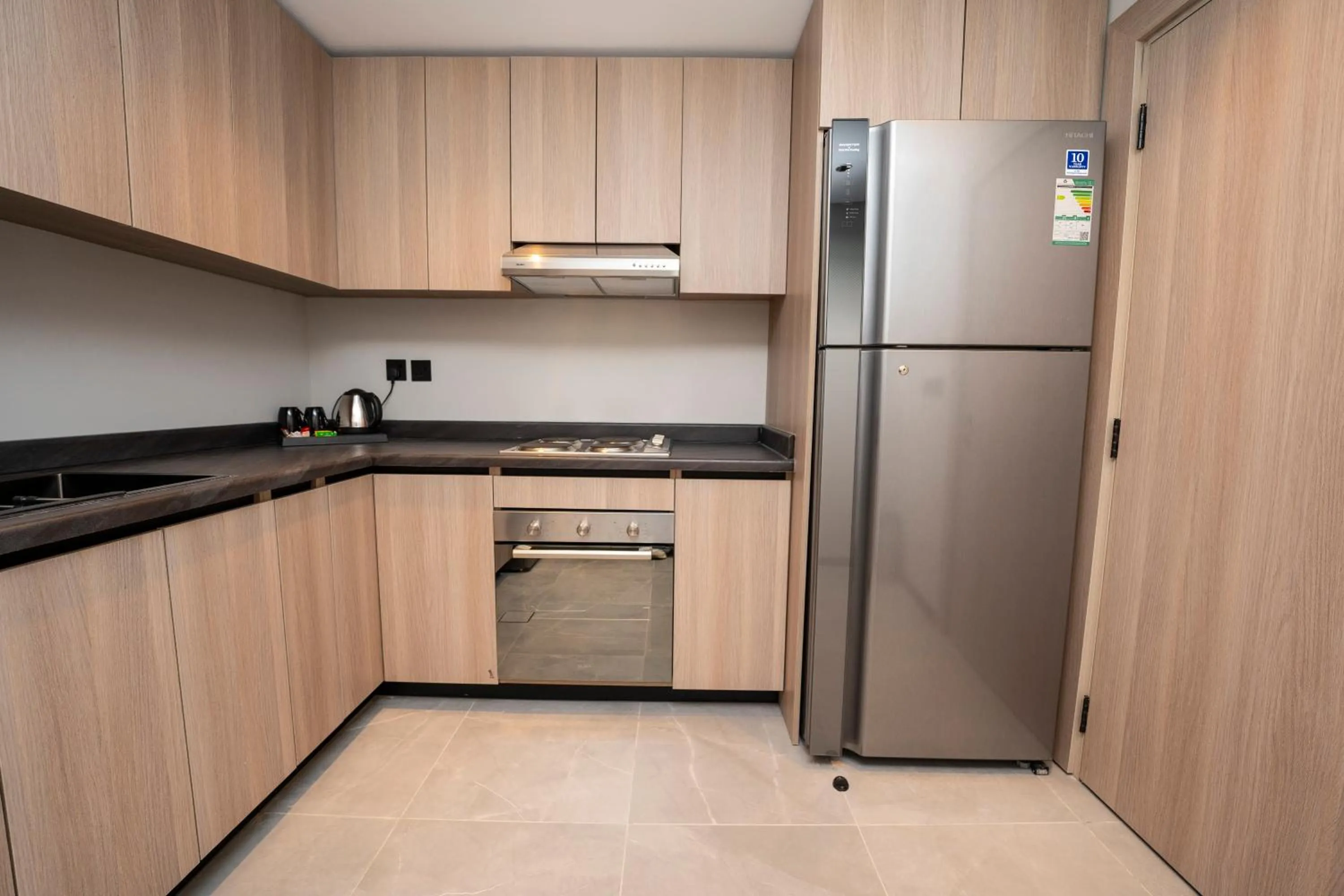 Kitchen or kitchenette in Manazel Aldiafah serviced Apartments AlSulymaniyah