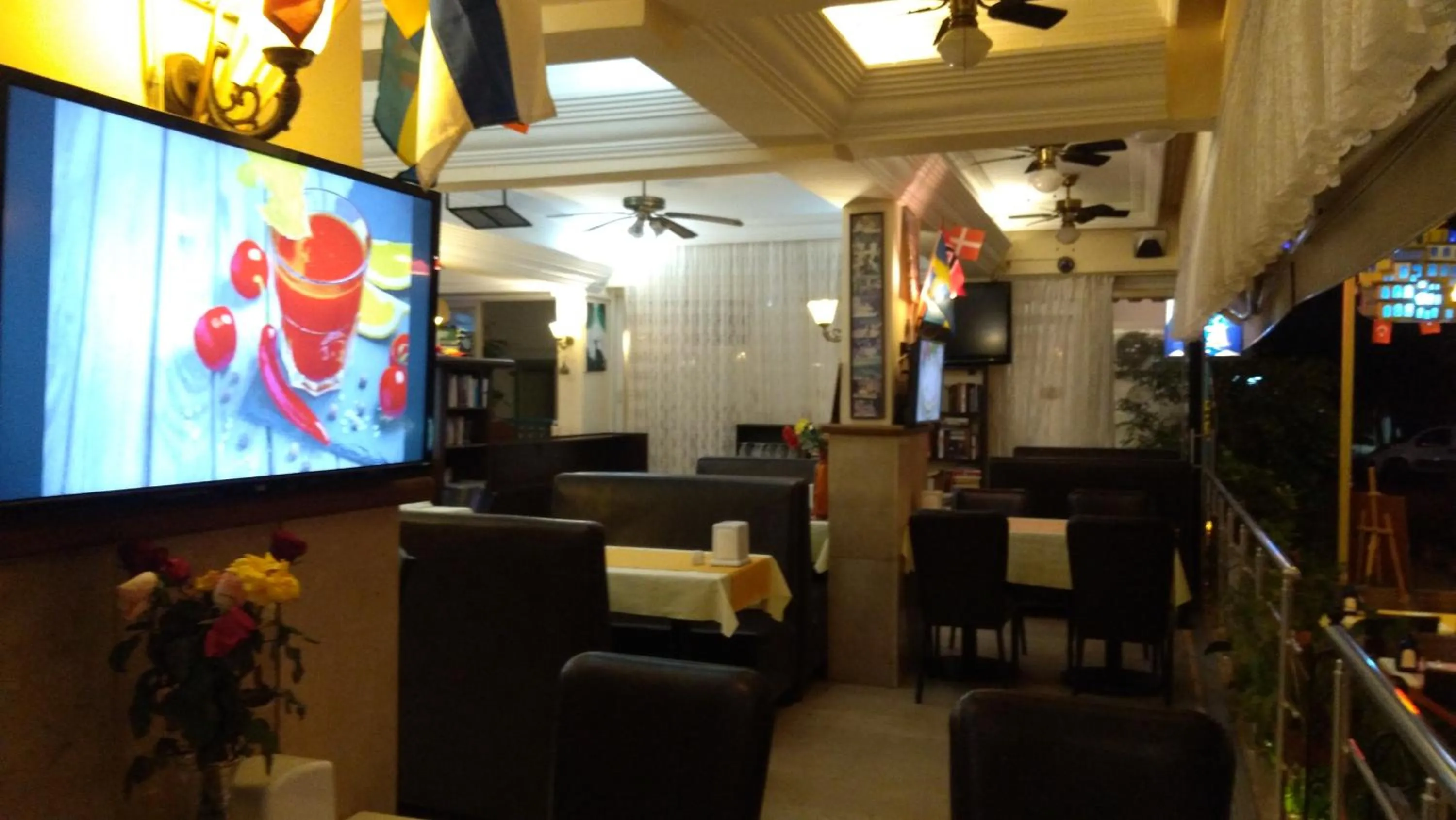 Communal lounge/ TV room in Sunway Hotel