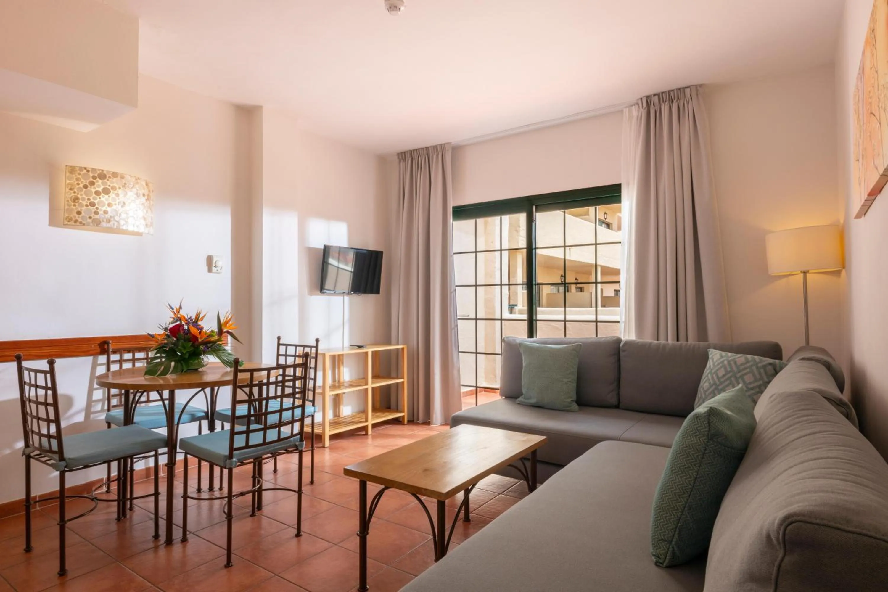 Photo of the whole room in GF Isabel