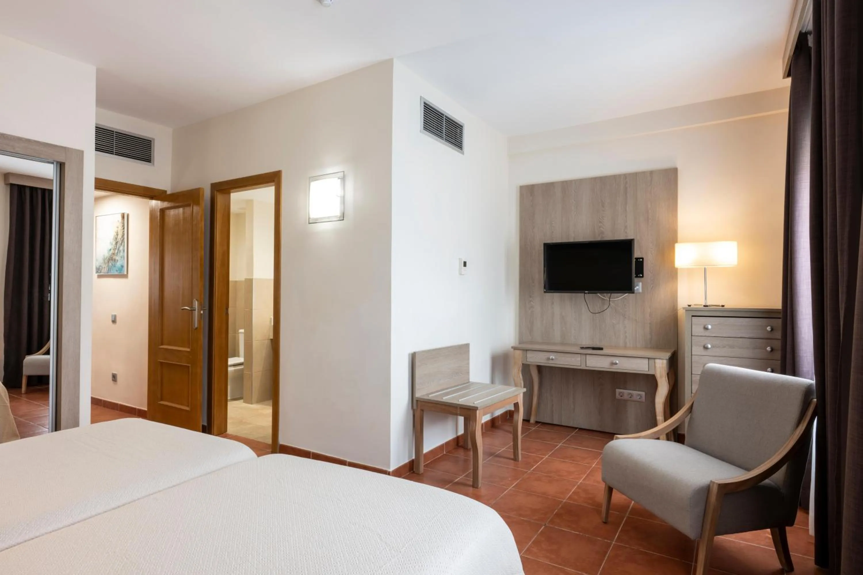 Photo of the whole room, Bed in GF Isabel