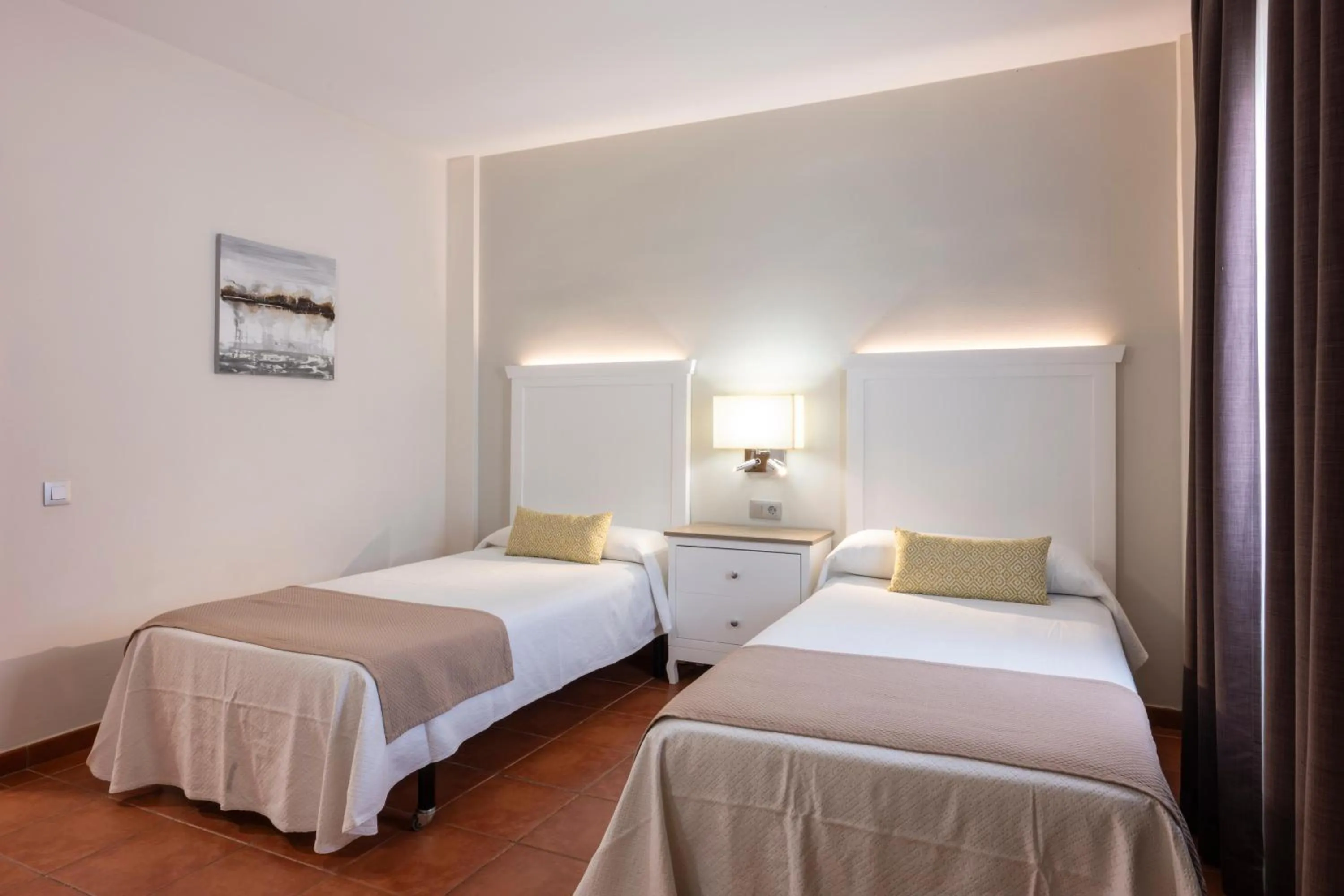 Photo of the whole room, Bed in GF Isabel