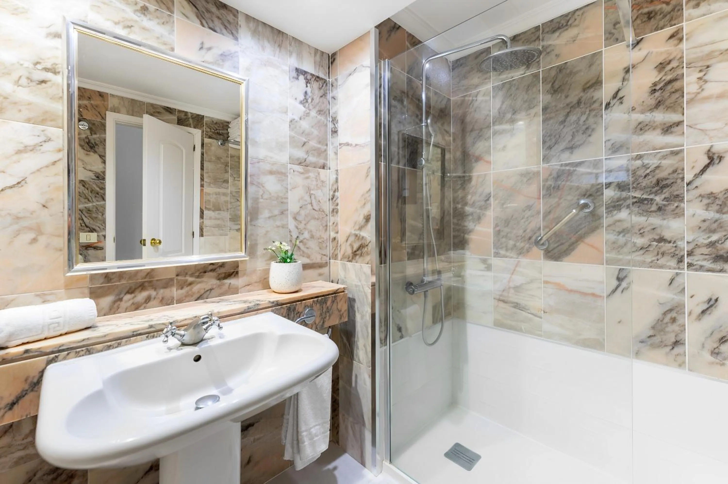 Bathroom in Ona Hollywood Mirage