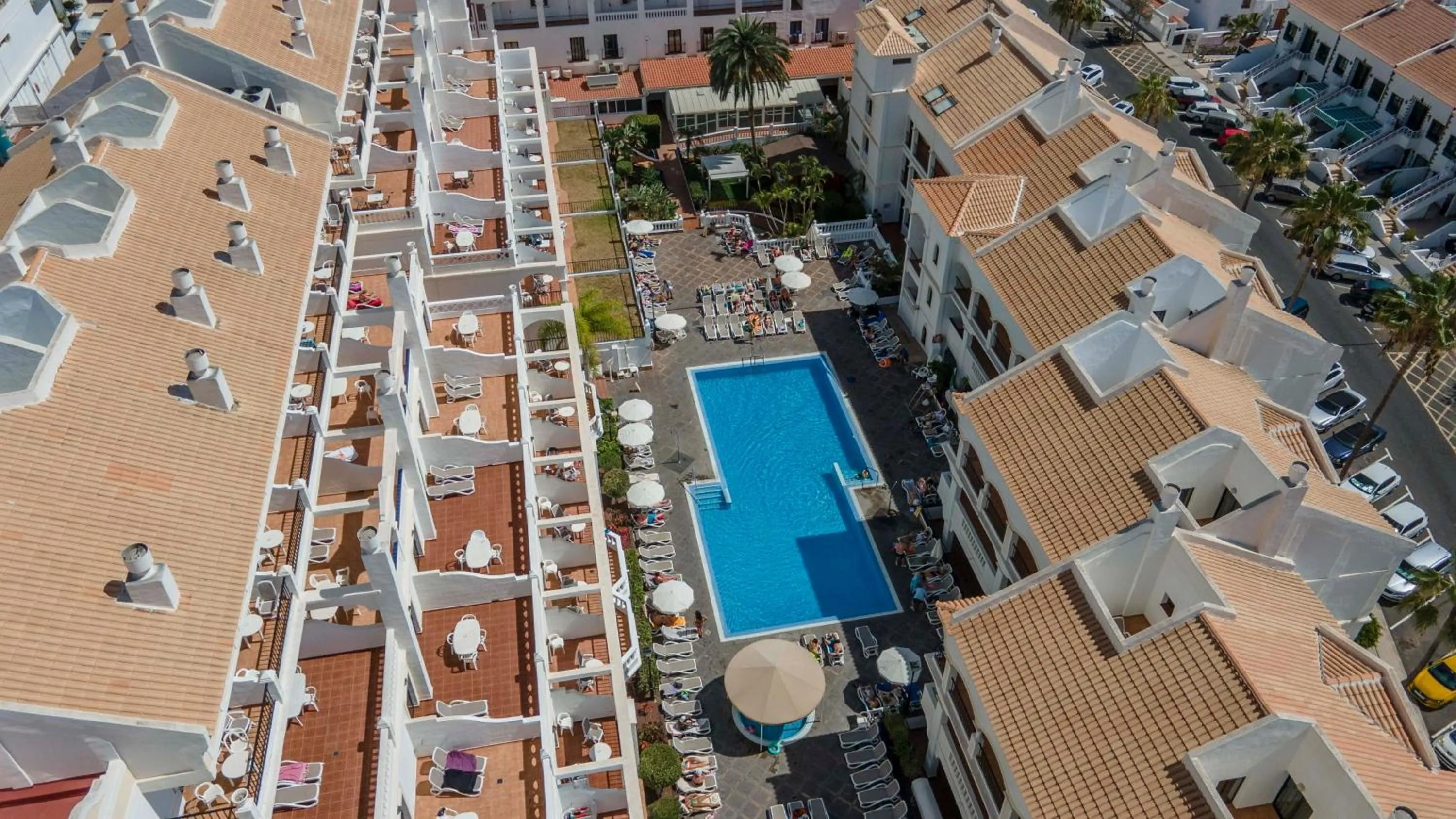 Property building in Ona Hollywood Mirage