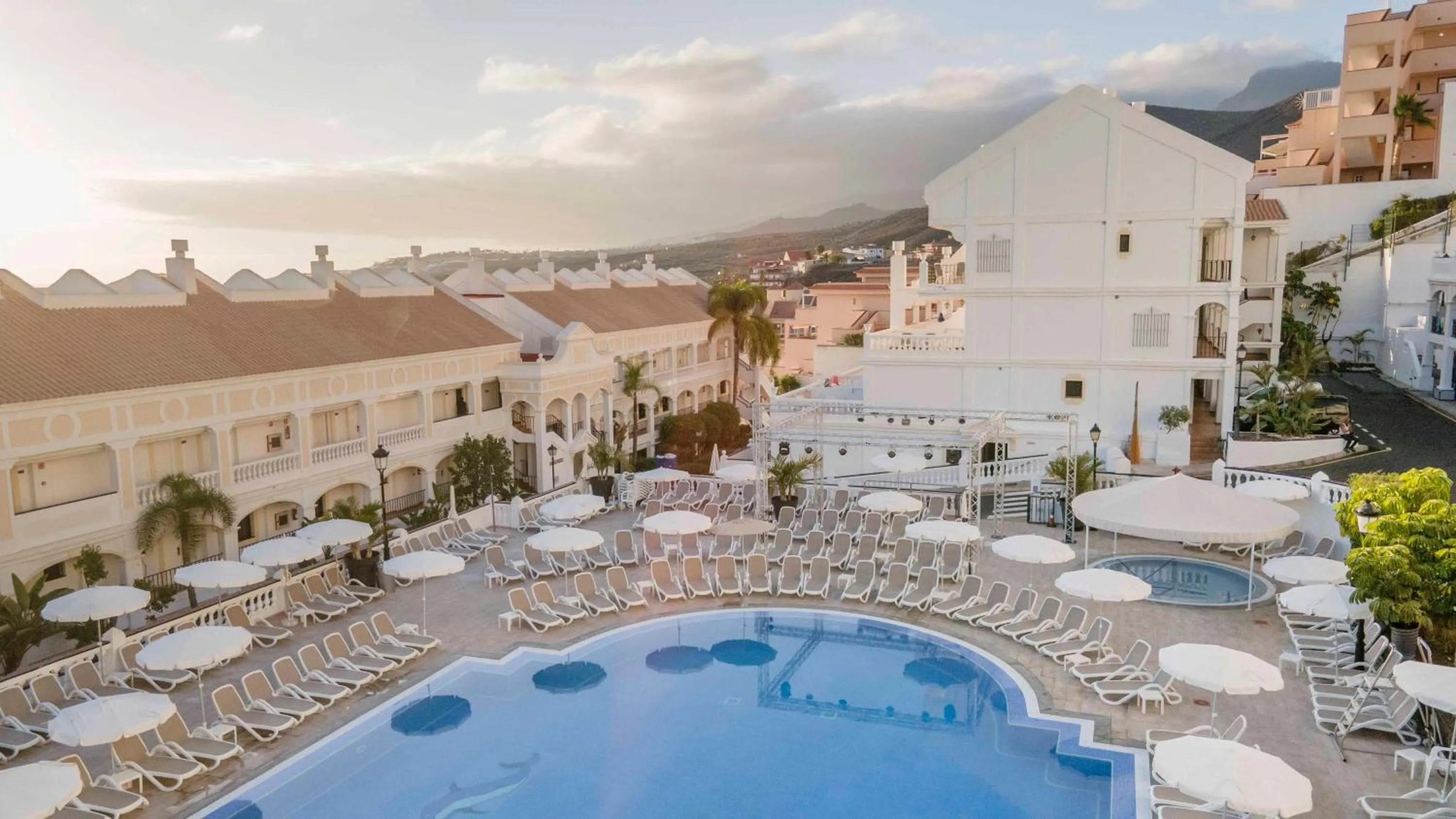 Property building in Ona Hollywood Mirage