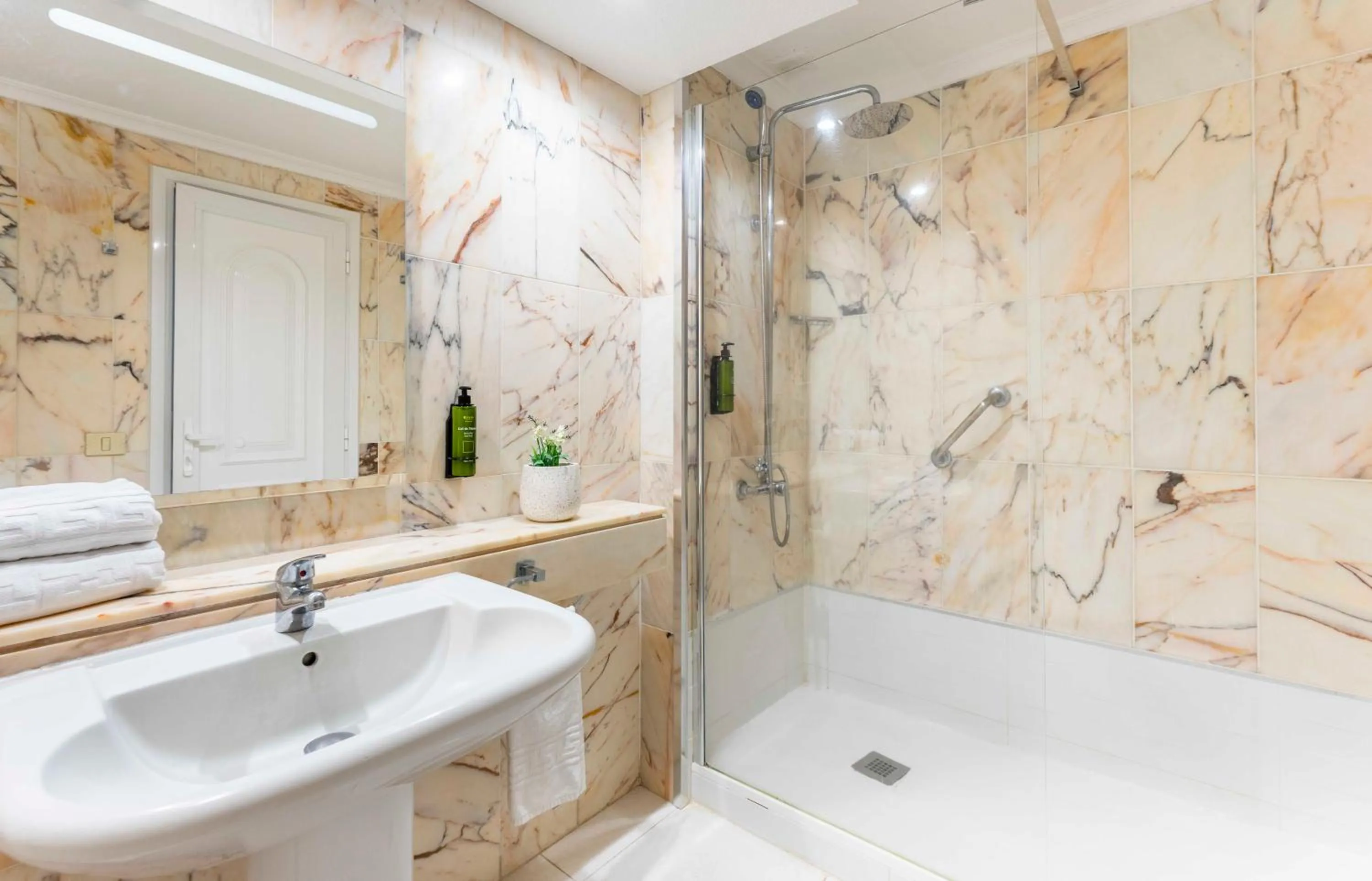 Bathroom in Ona Hollywood Mirage