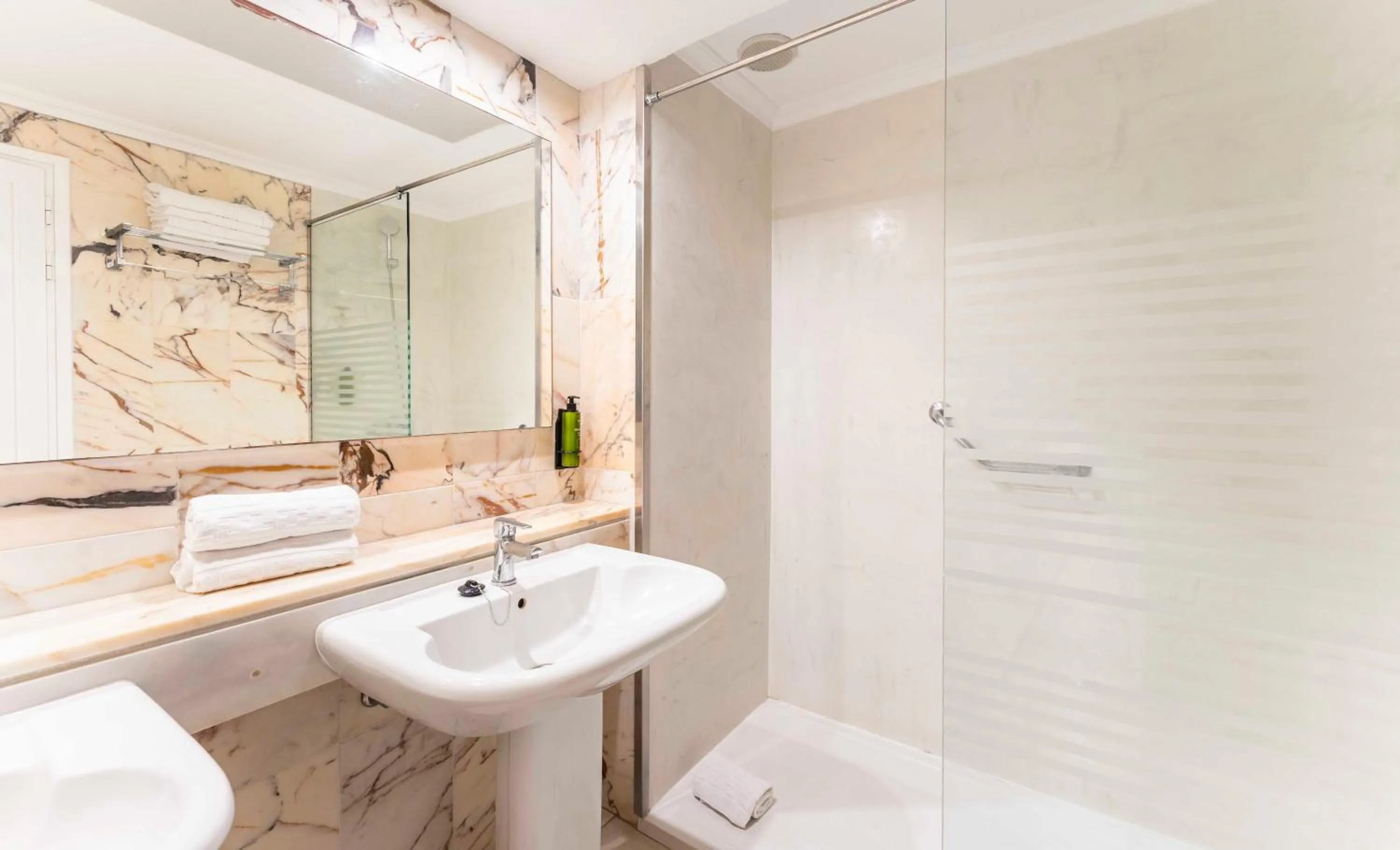 Bathroom in Ona Hollywood Mirage