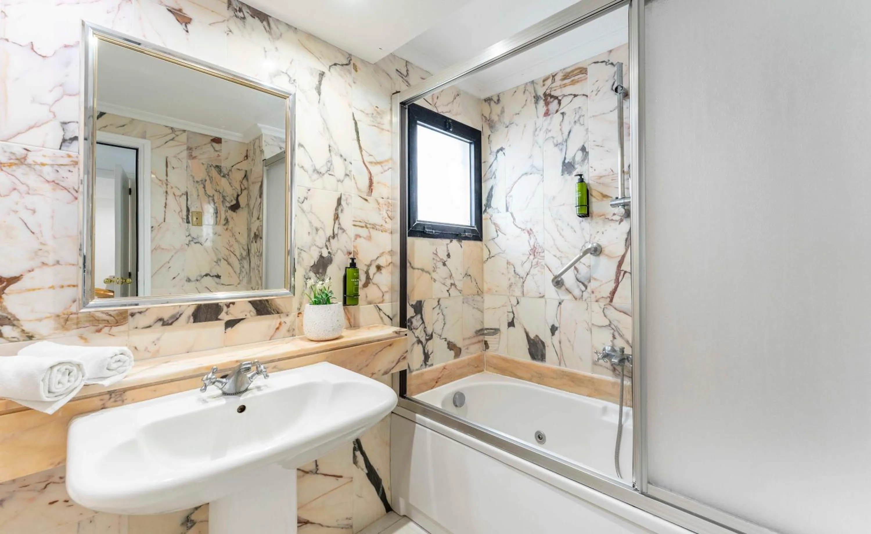 Bathroom in Ona Hollywood Mirage