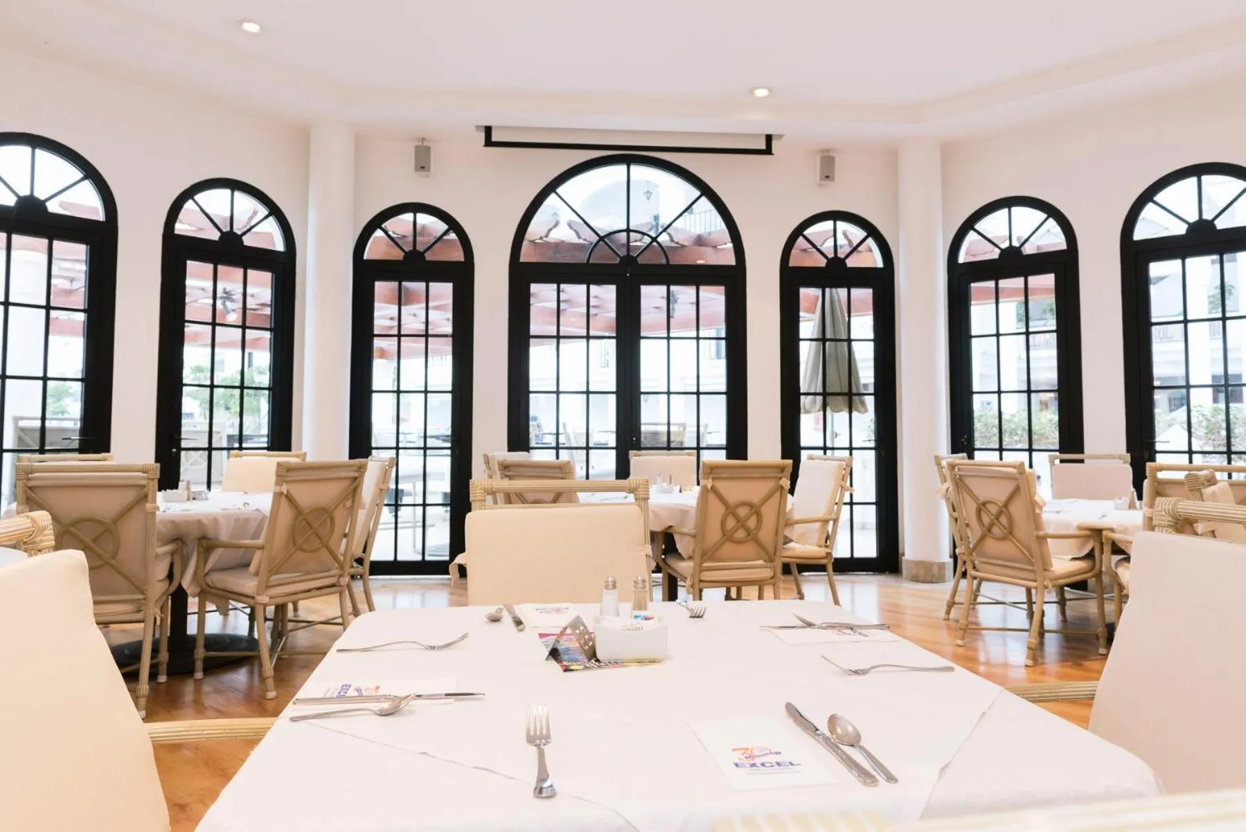 Restaurant/places to eat in Ona Hollywood Mirage