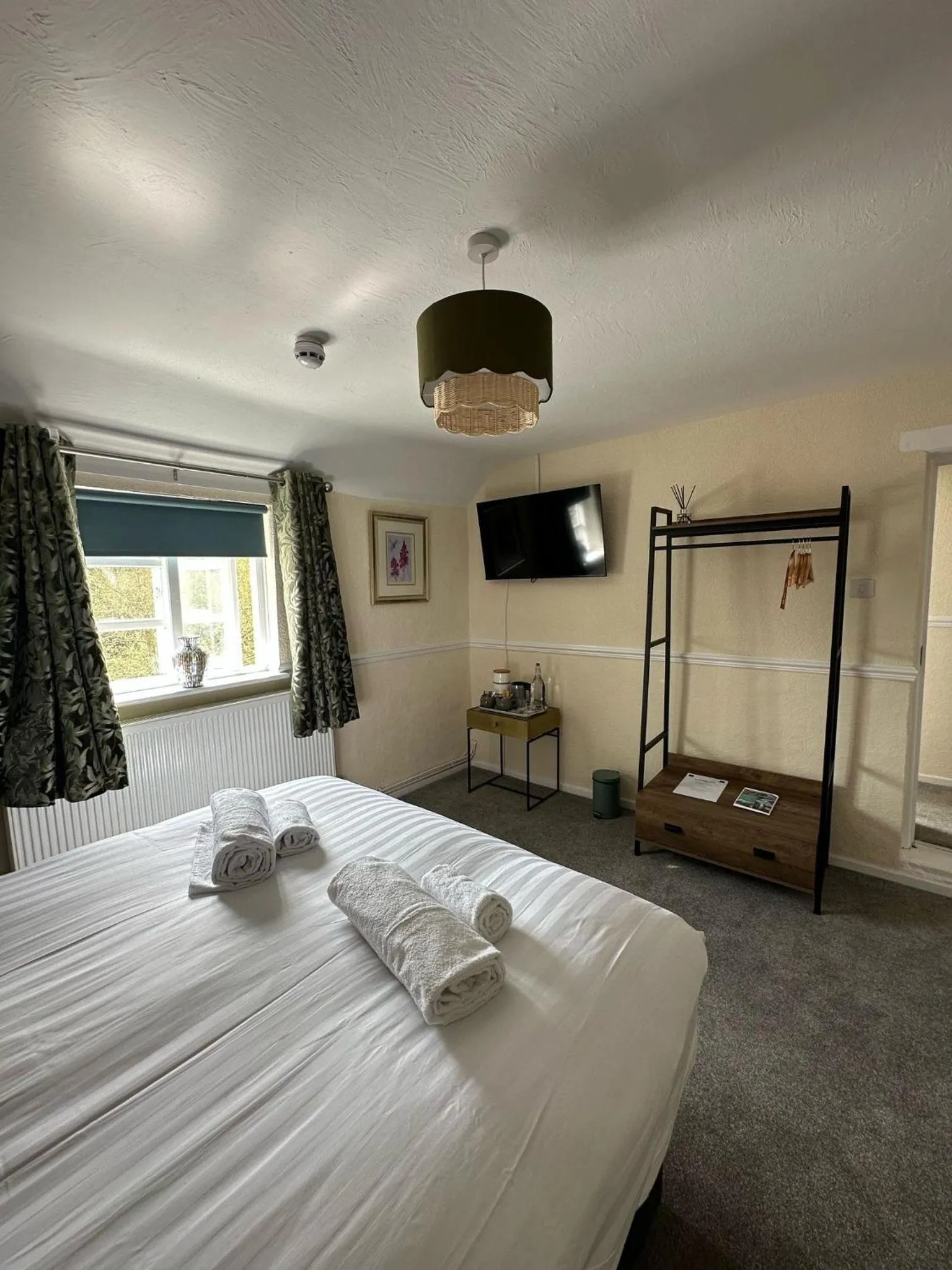 Bedroom, Bed in Ye Olde Robin Hood Inn