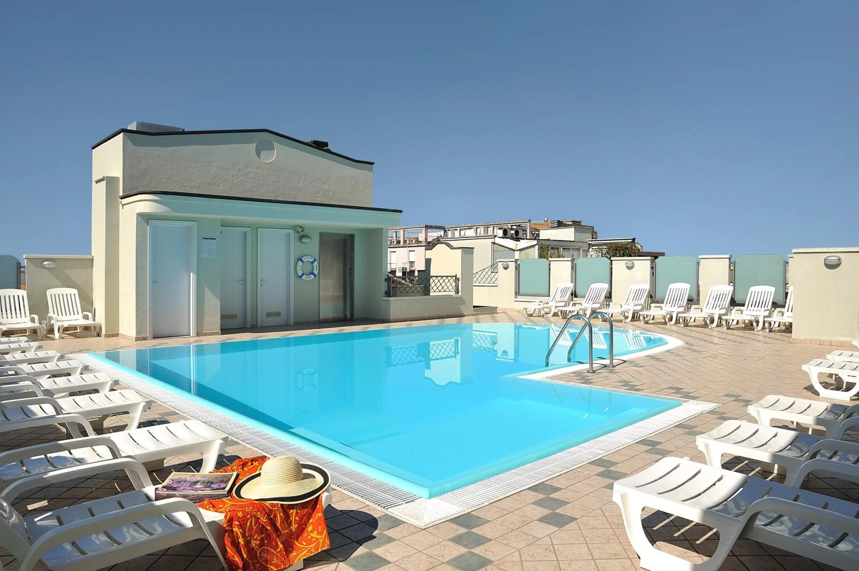 Swimming pool in Hotel Principe