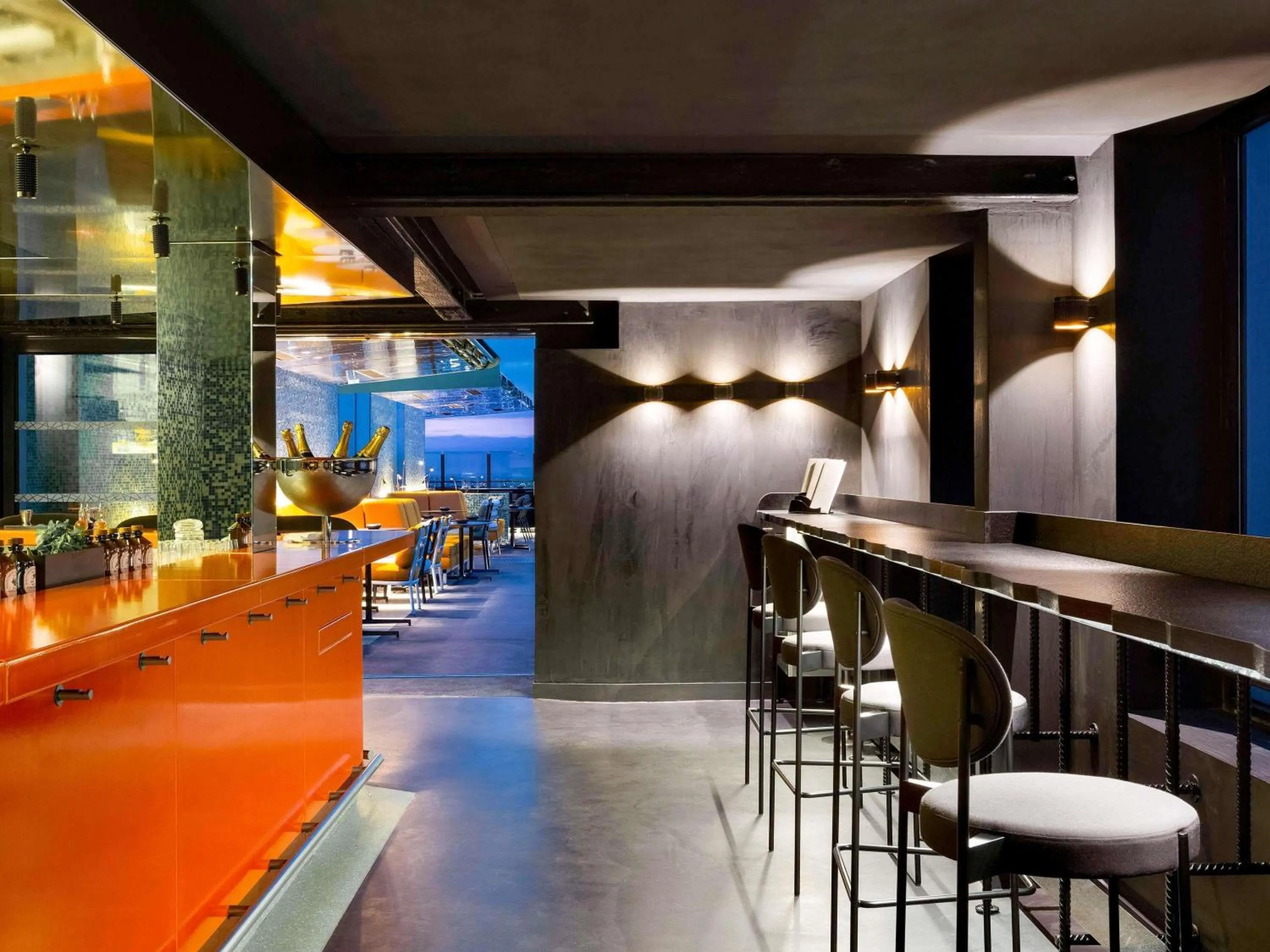 Lounge or bar in Pullman Paris Montparnasse