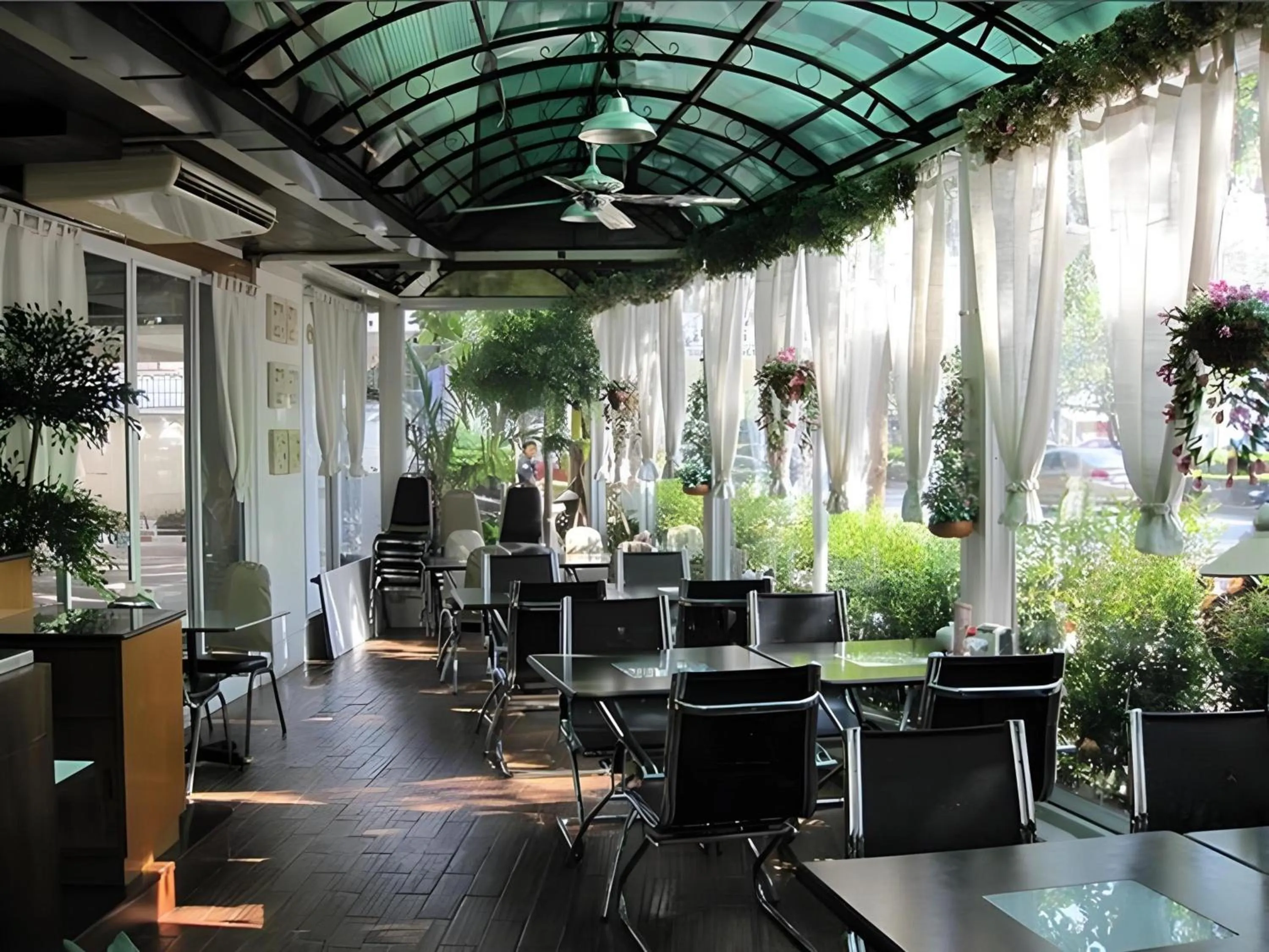 Restaurant/places to eat in Collection O Howard Square Boutique Hotel