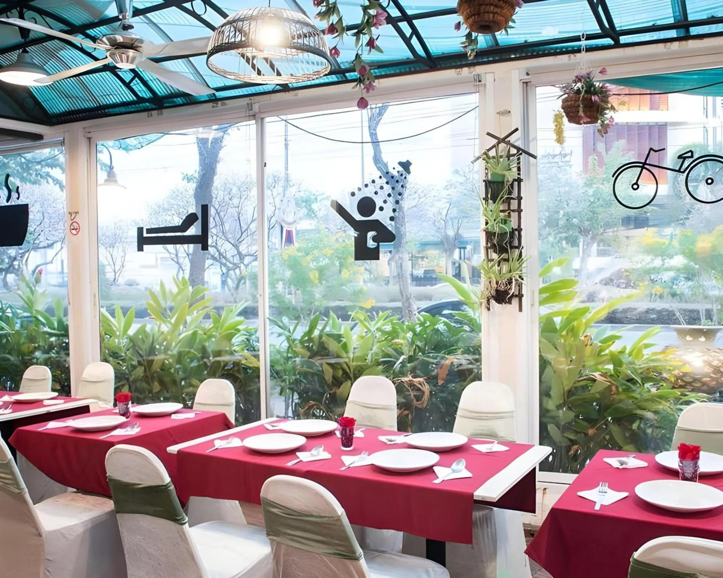 Restaurant/places to eat in Collection O Howard Square Boutique Hotel