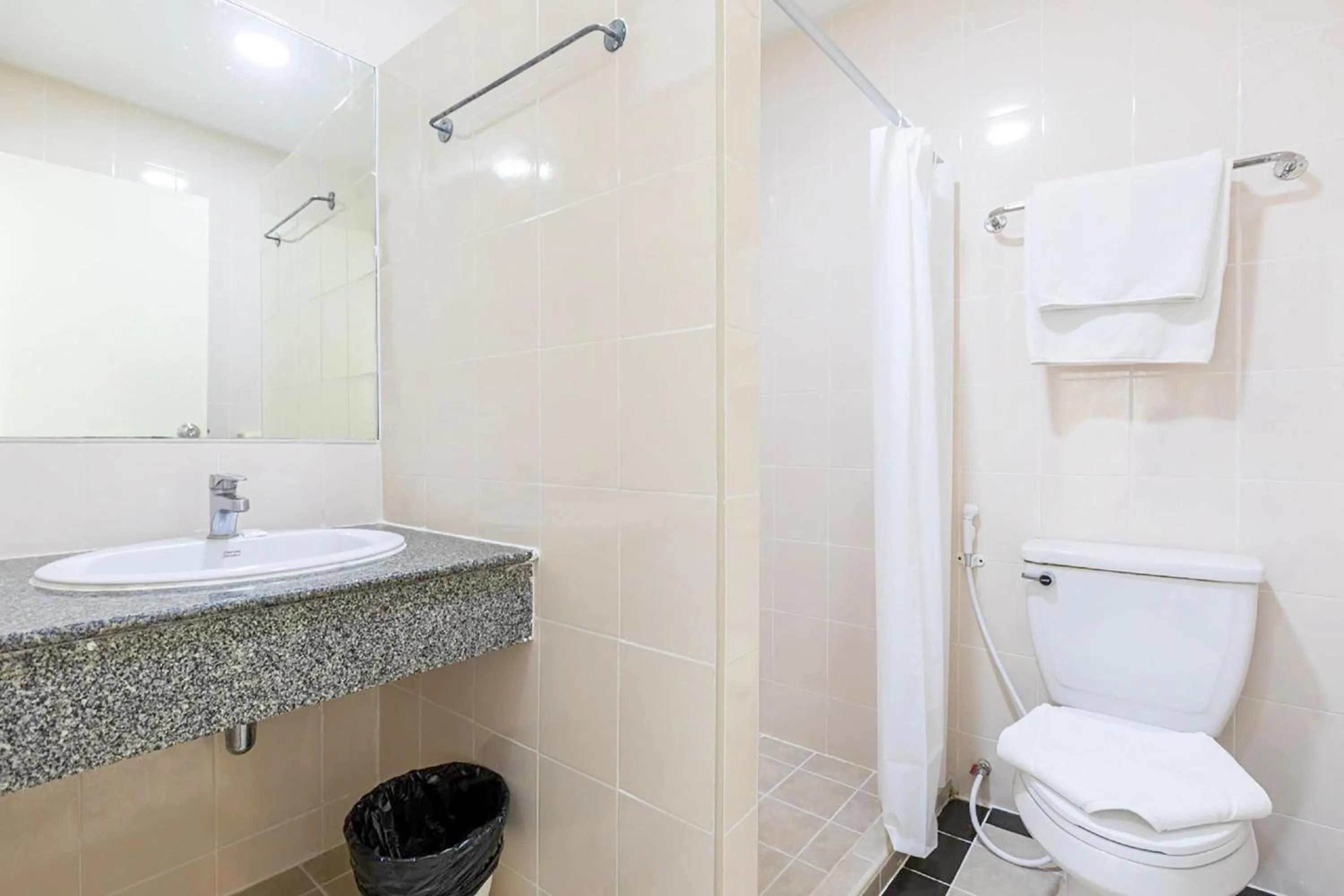 Bathroom in Collection O Howard Square Boutique Hotel