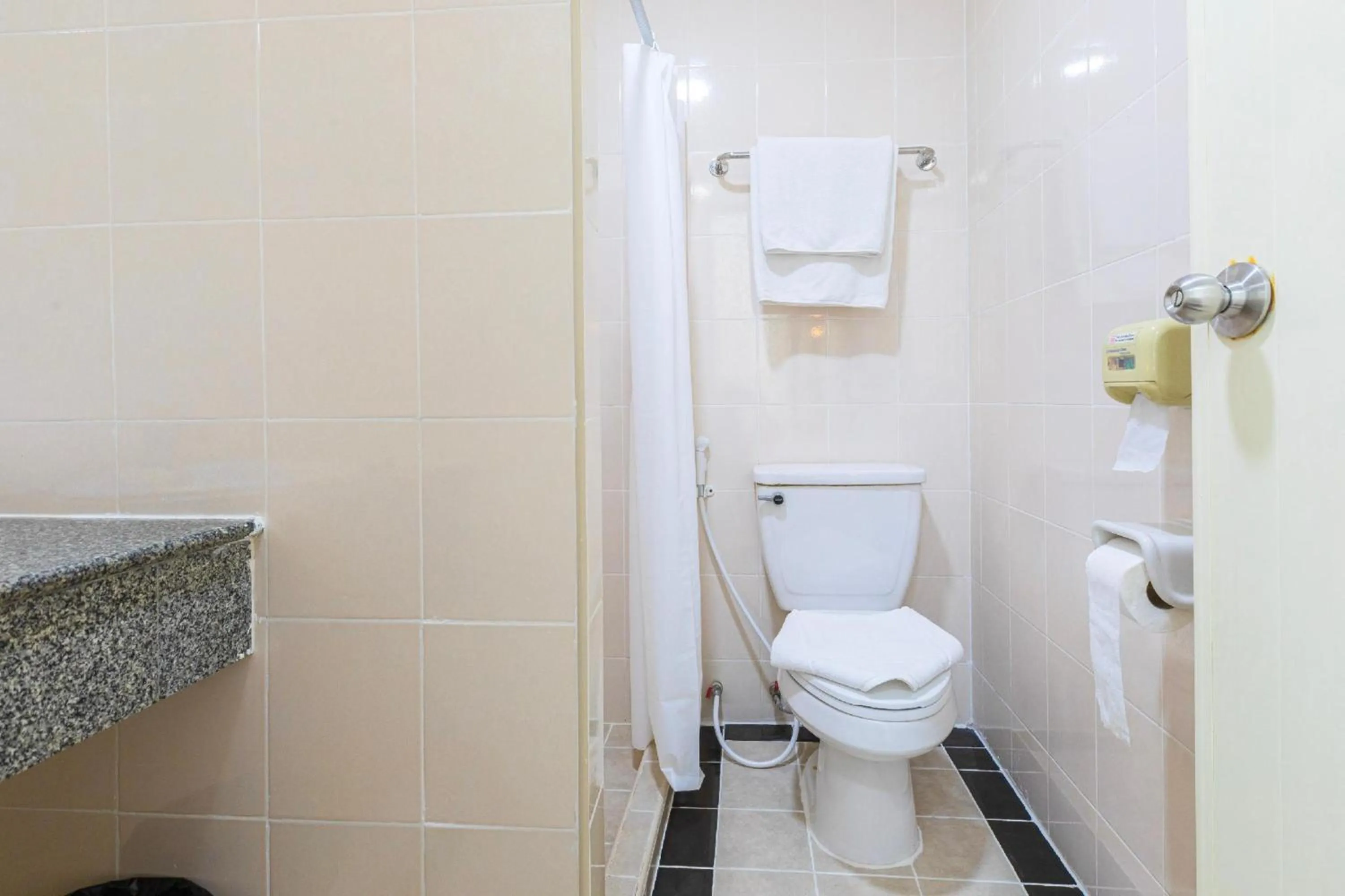 Bathroom in Collection O Howard Square Boutique Hotel