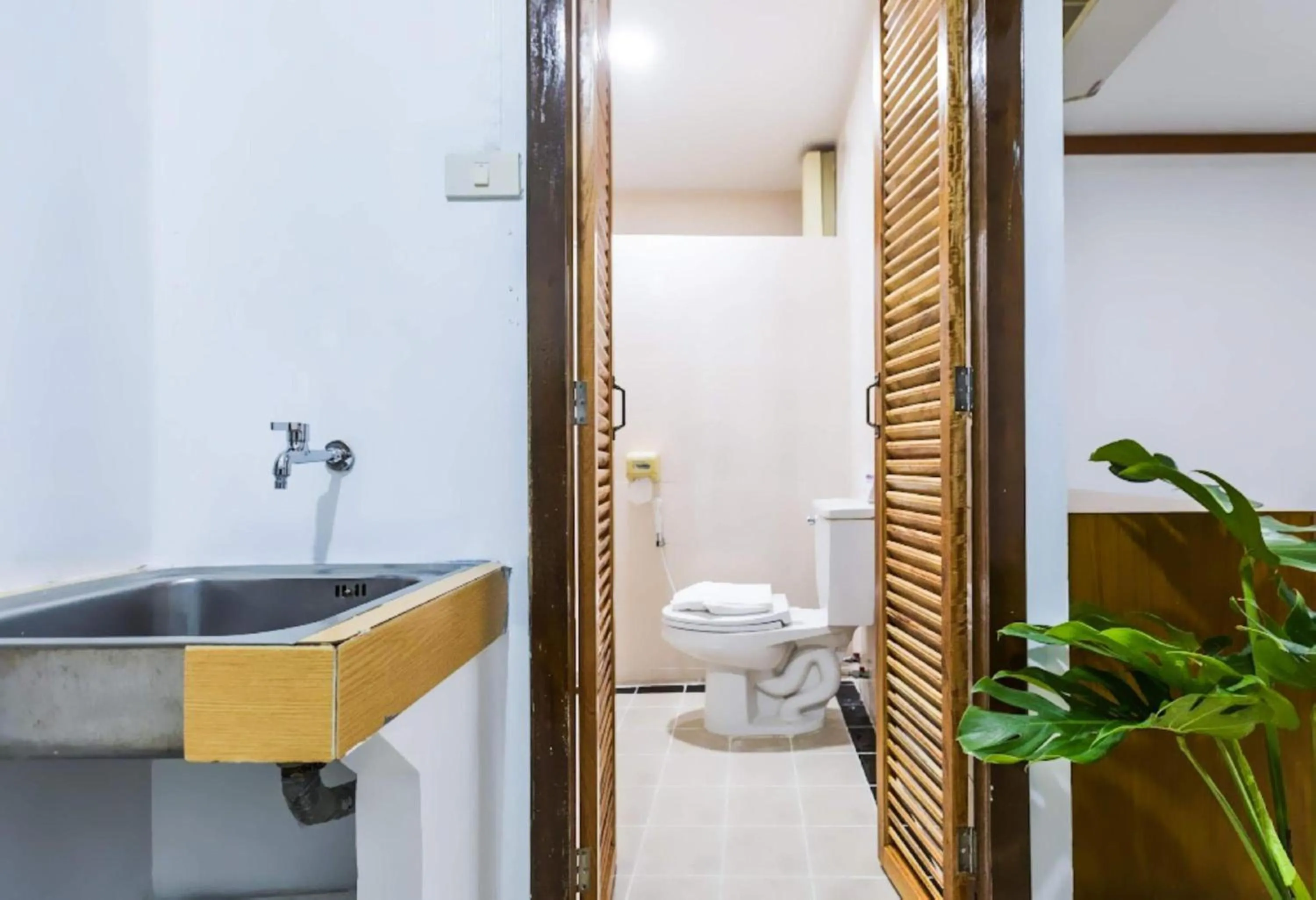 Bathroom in Collection O Howard Square Boutique Hotel