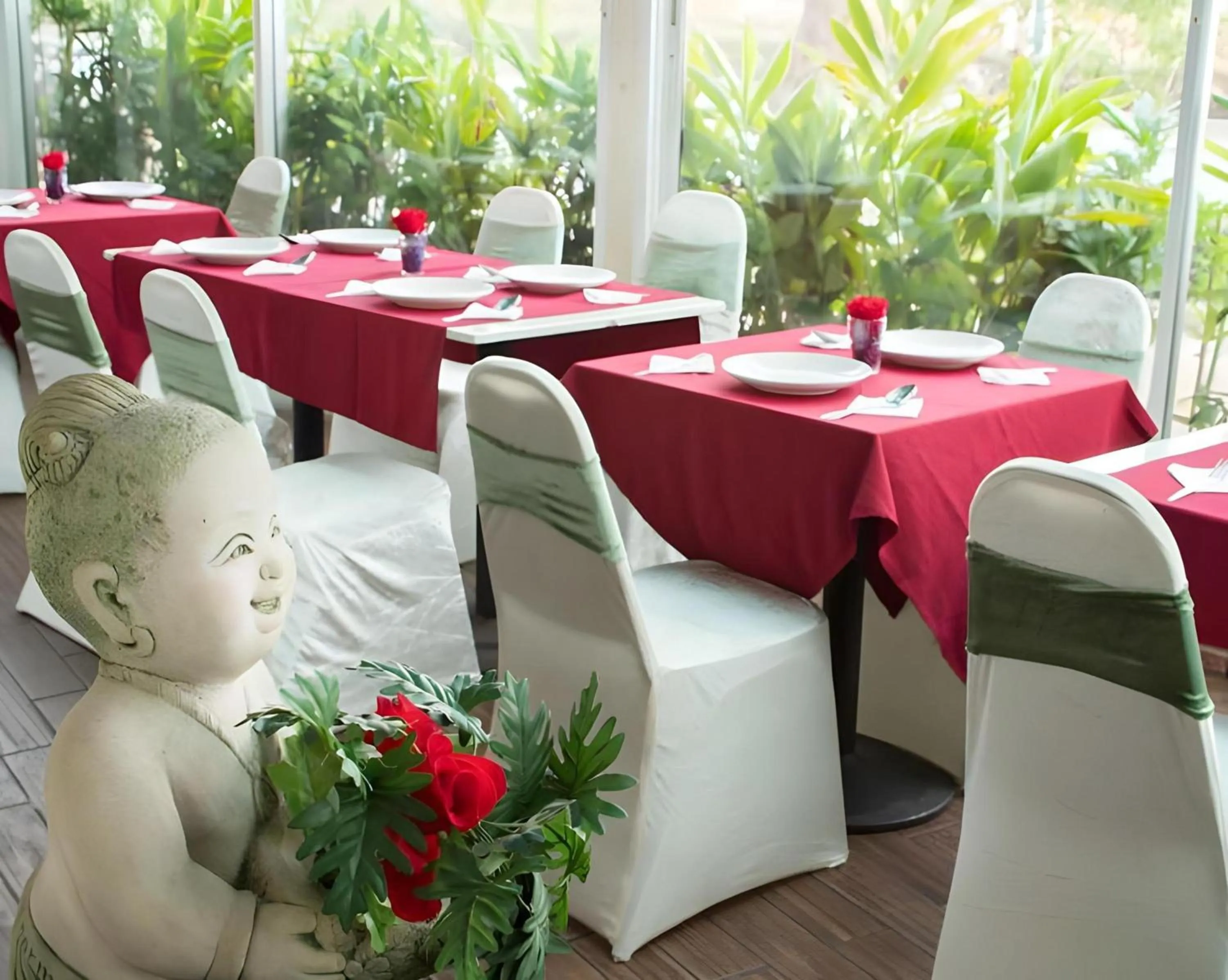 Restaurant/places to eat in Collection O Howard Square Boutique Hotel