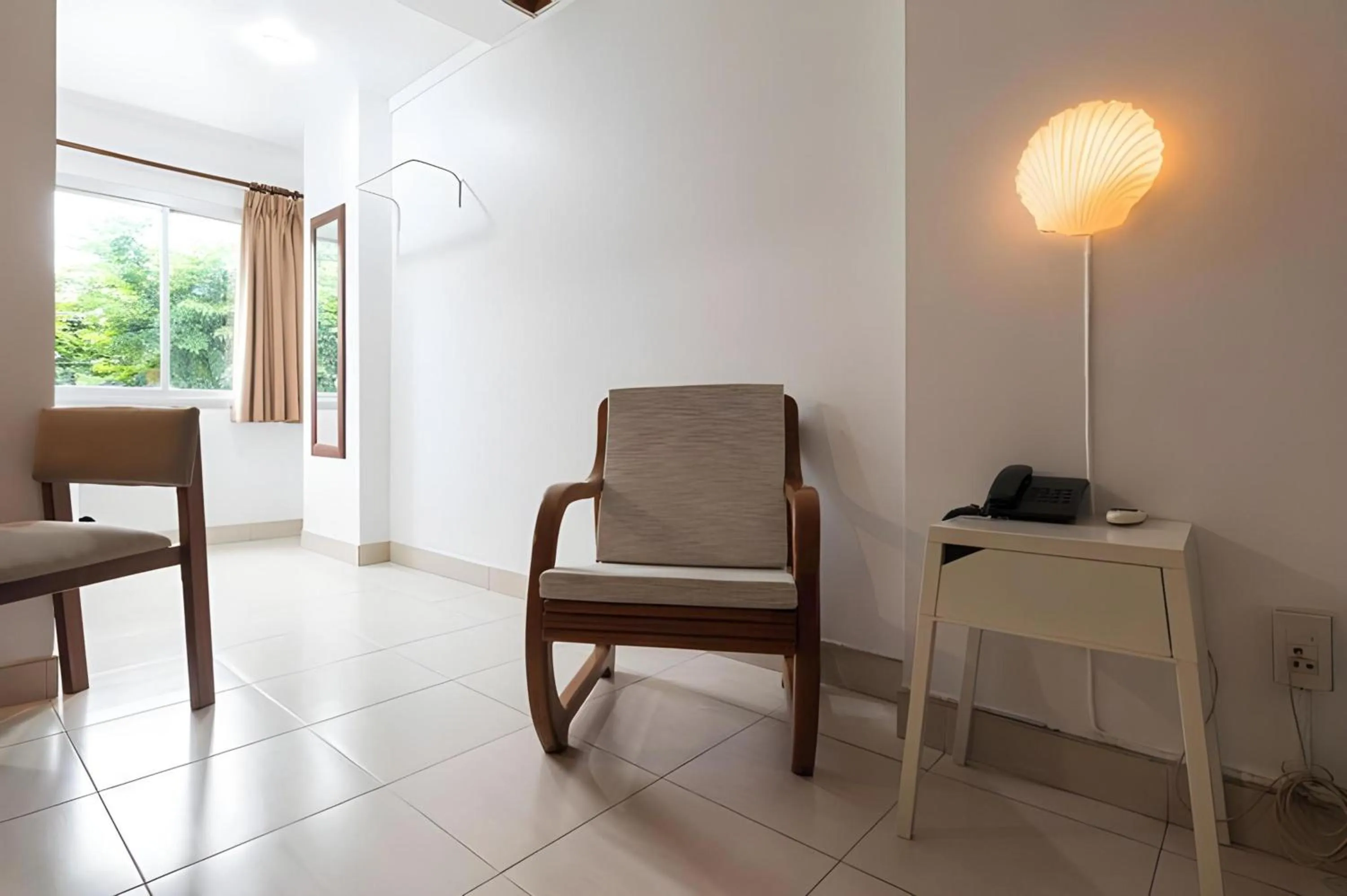 Living room in Collection O Howard Square Boutique Hotel