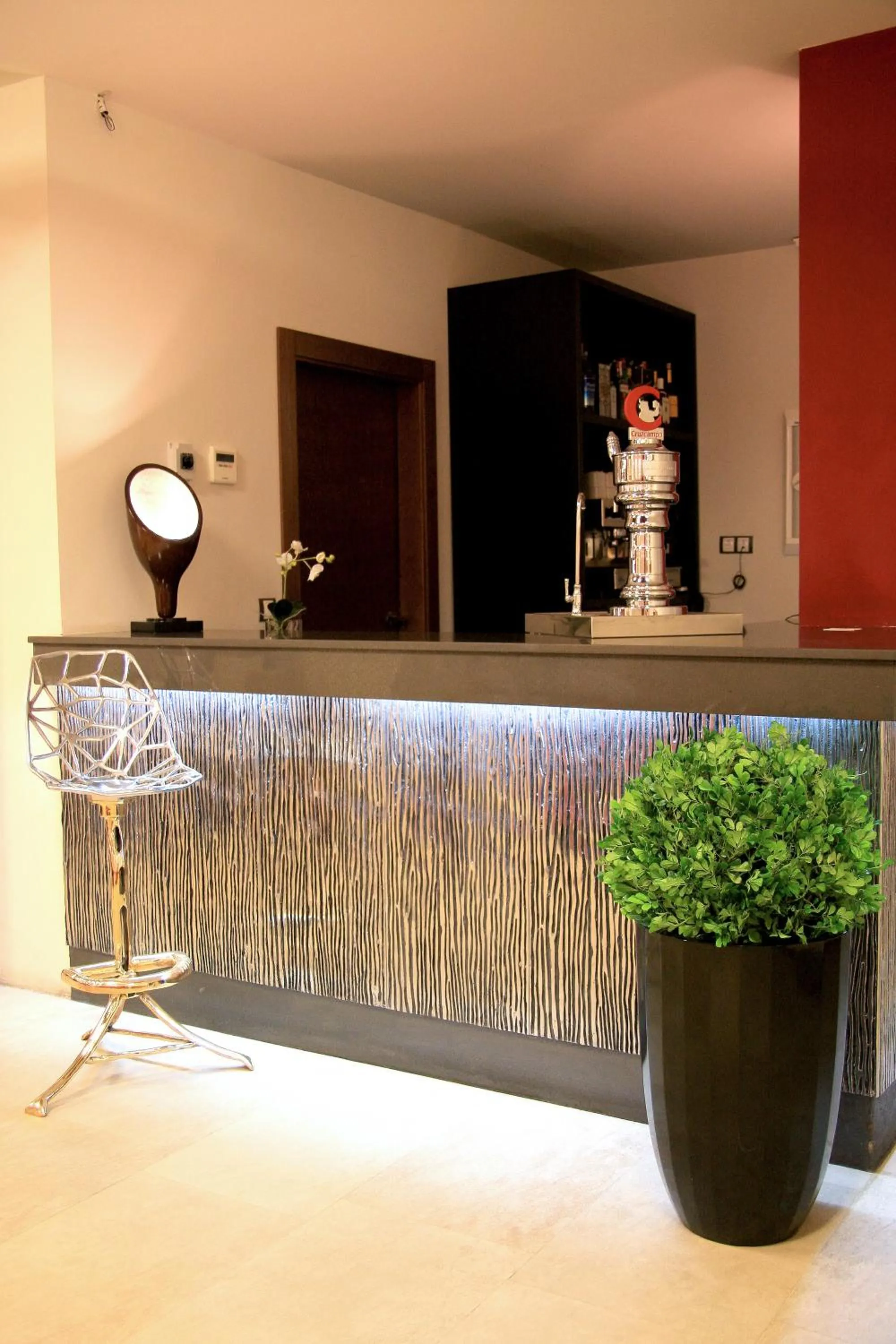 Restaurant/places to eat in HOTEL XAUEN en pleno centro con acceso autorizado y a 100m de la Catedral