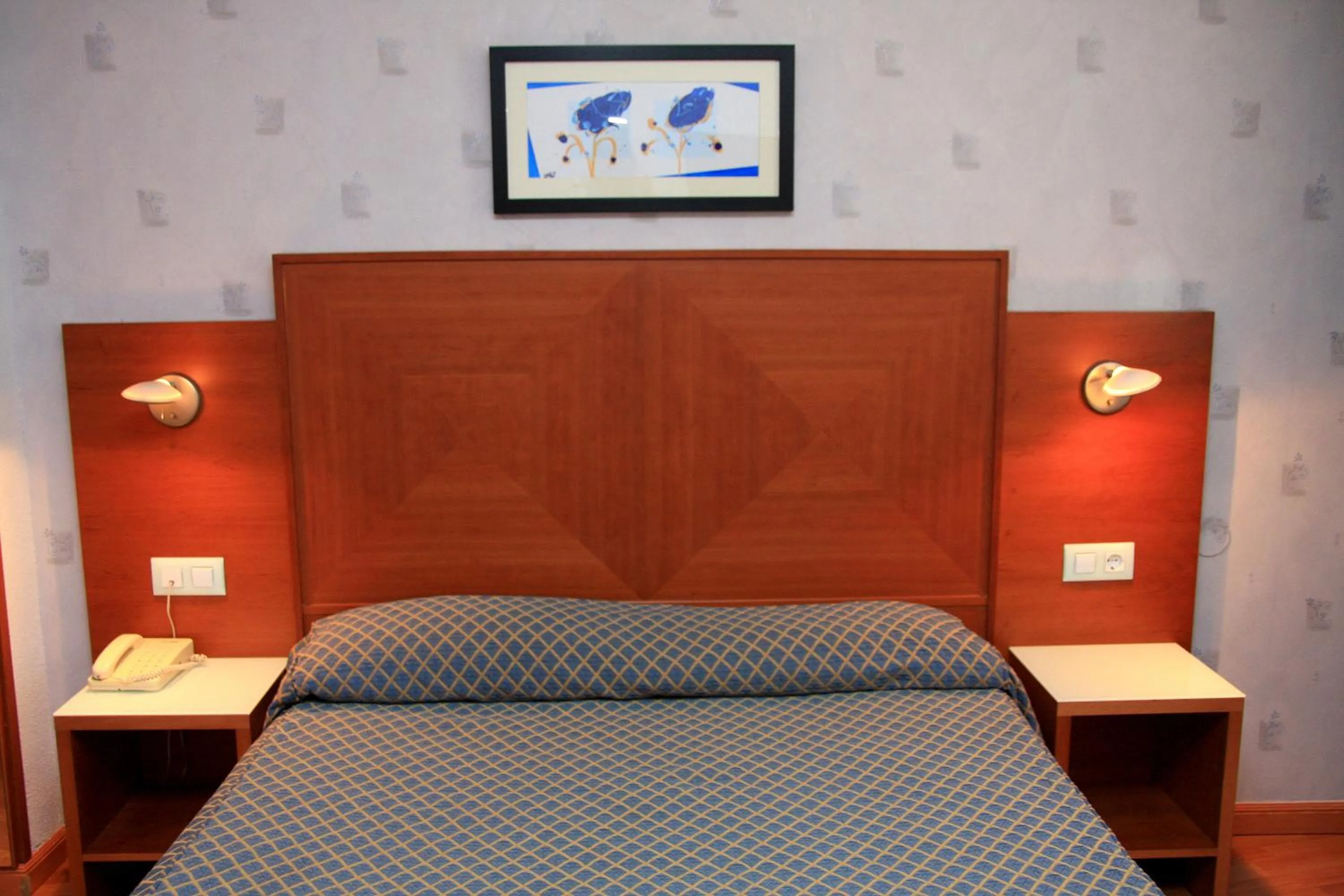 Photo of the whole room, Bed in HOTEL XAUEN en pleno centro con acceso autorizado y a 100m de la Catedral