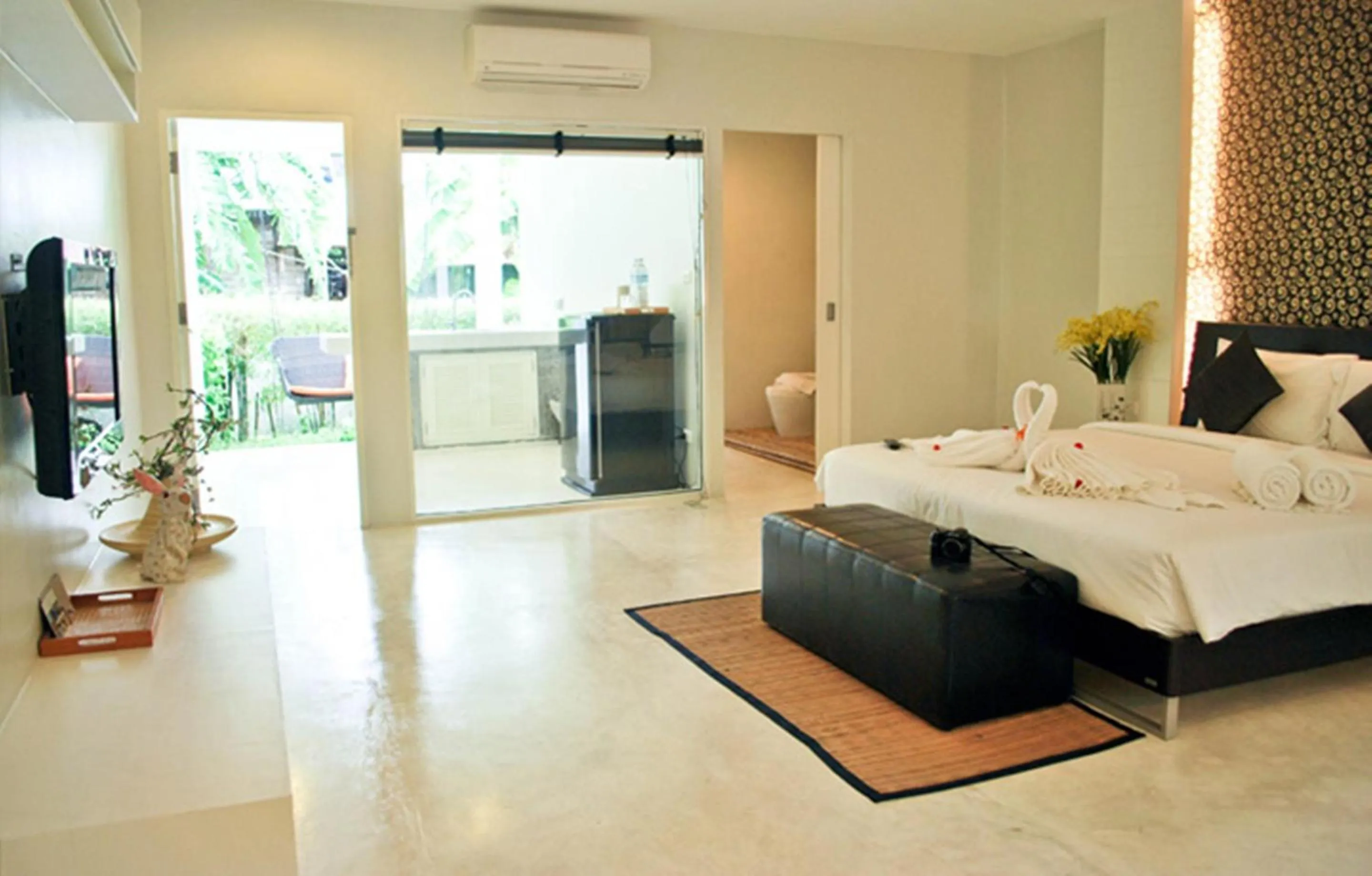 Photo of the whole room, Bed in Surintra Boutique Resort