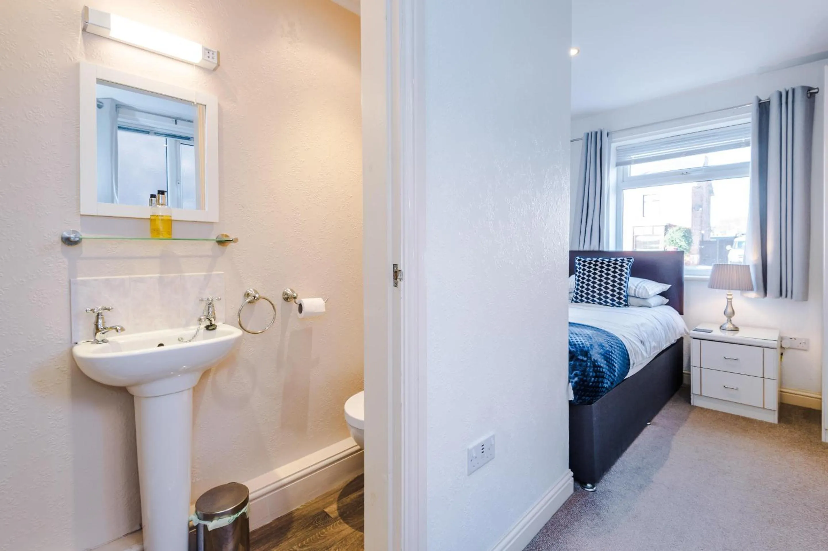 Bathroom, Bed in Holcombe Guest House