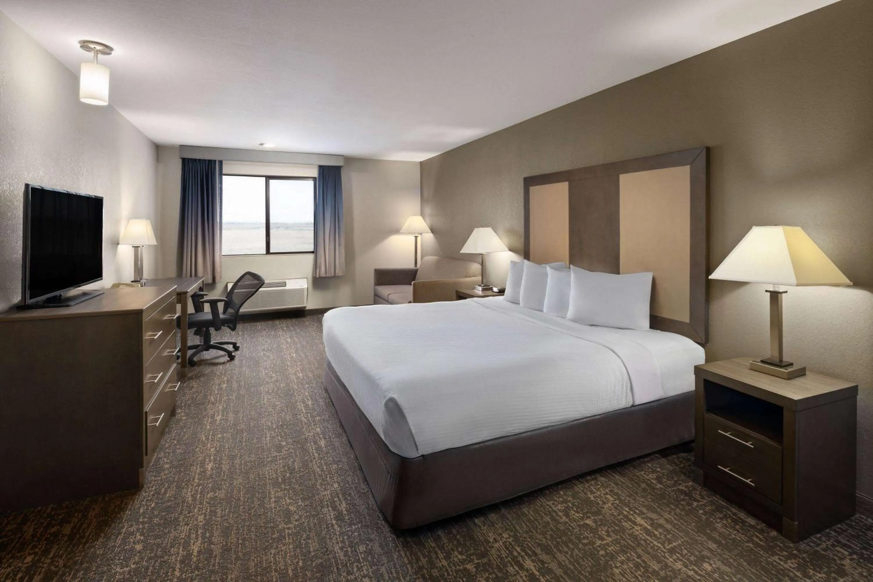 Photo of the whole room, Bed in Baymont by Wyndham Moses Lake