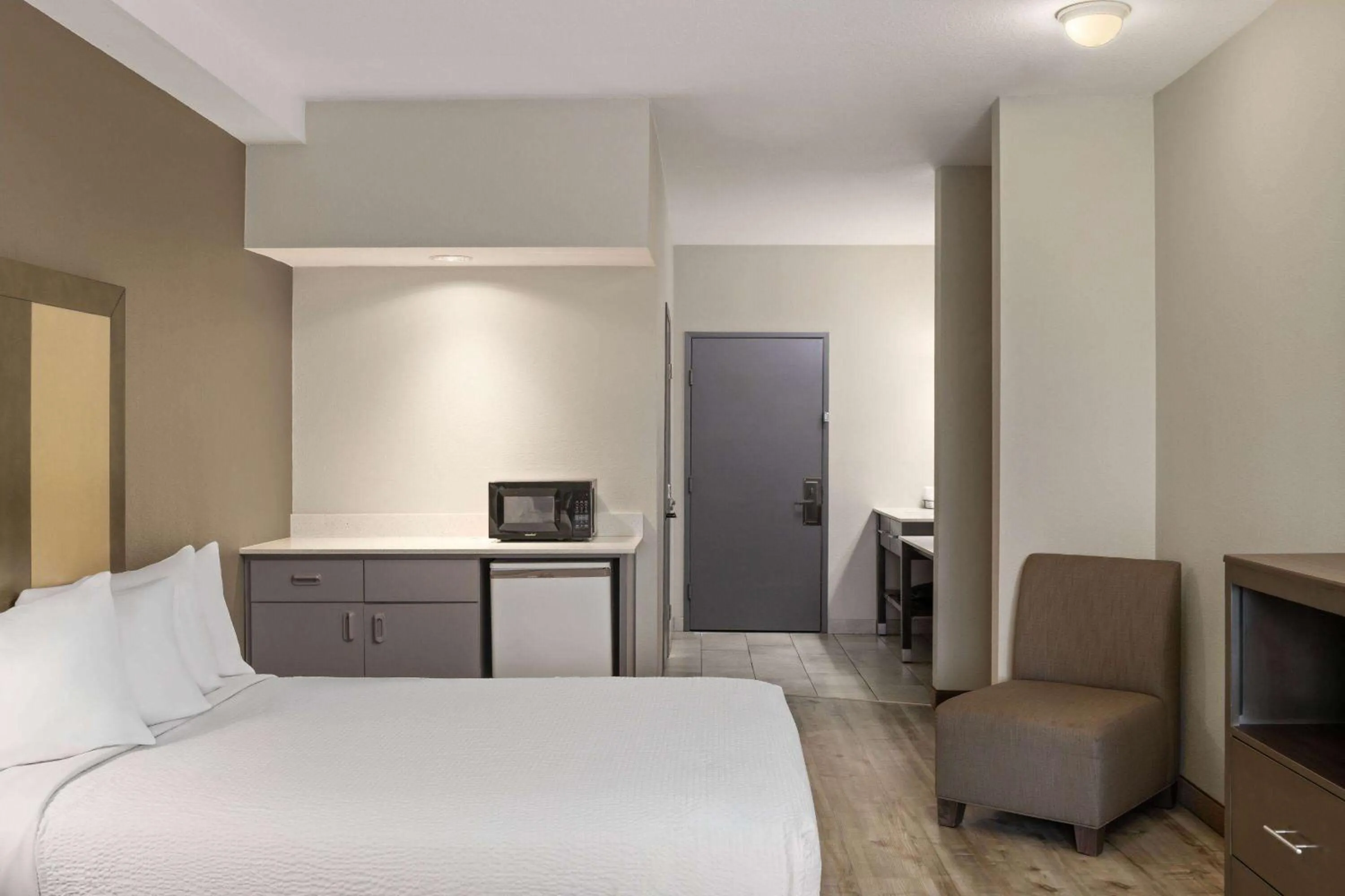 Photo of the whole room, Bed in Baymont by Wyndham Moses Lake