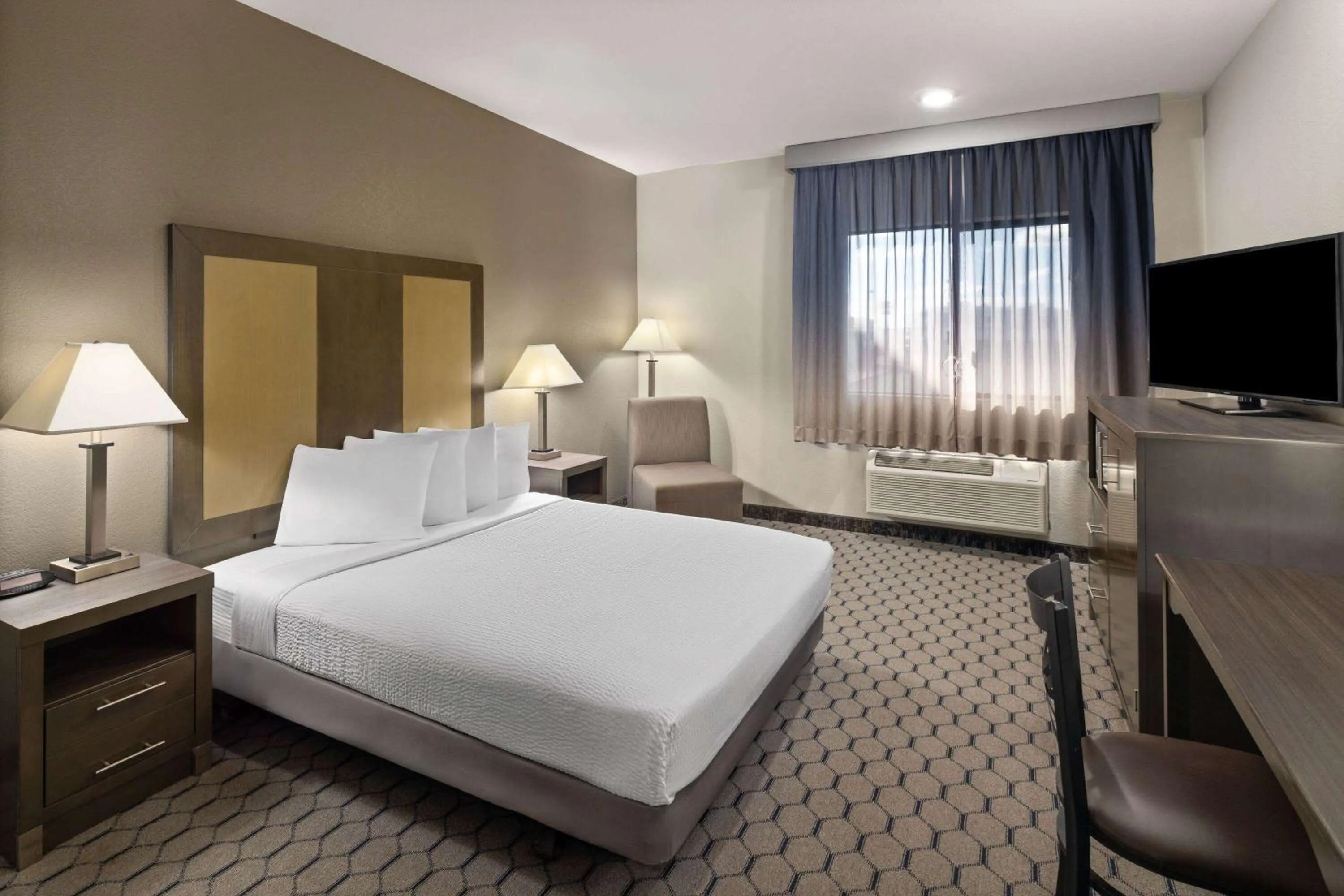 Photo of the whole room, Bed in Baymont by Wyndham Moses Lake