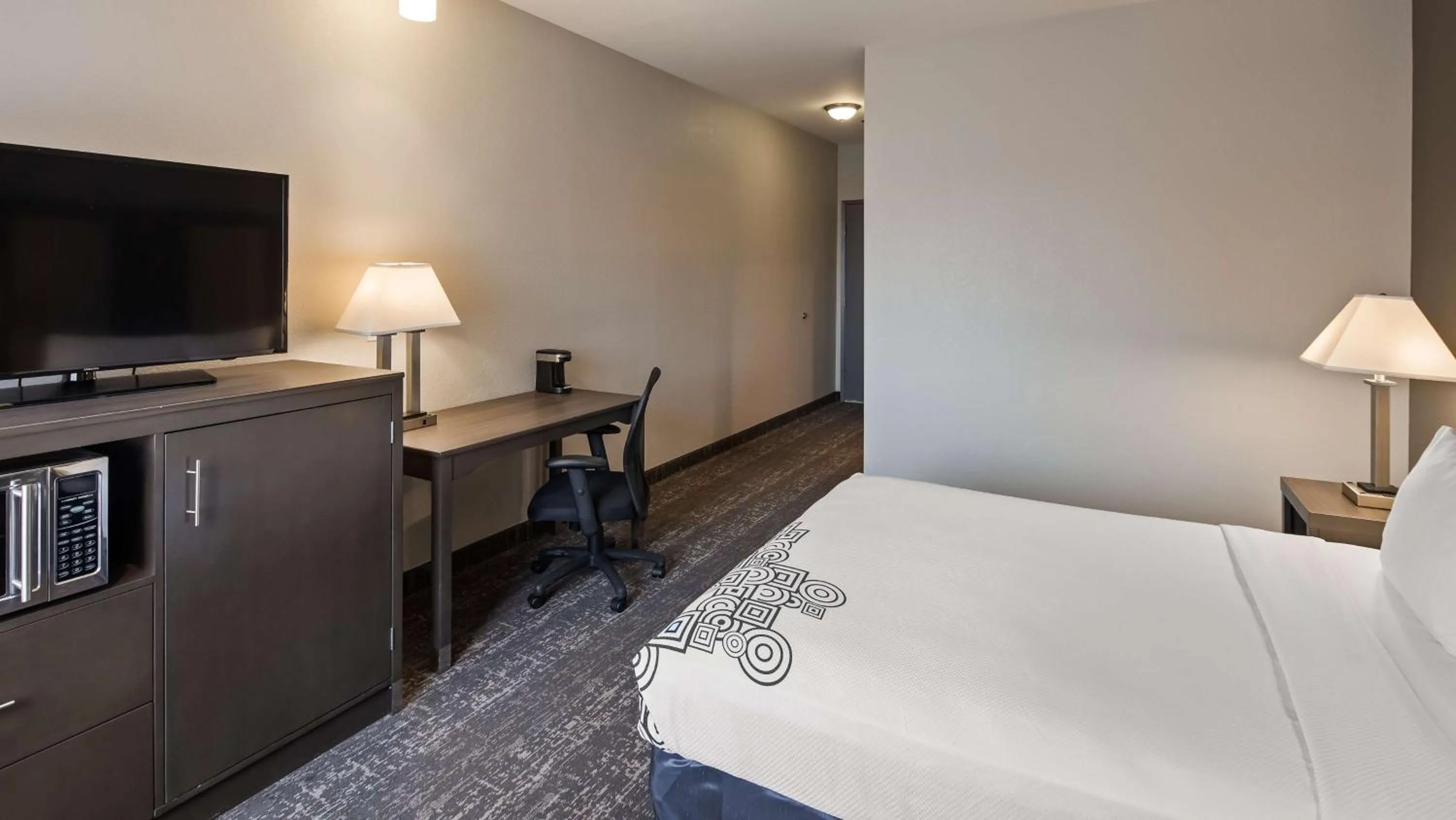 TV and multimedia, Bed in Baymont by Wyndham Moses Lake