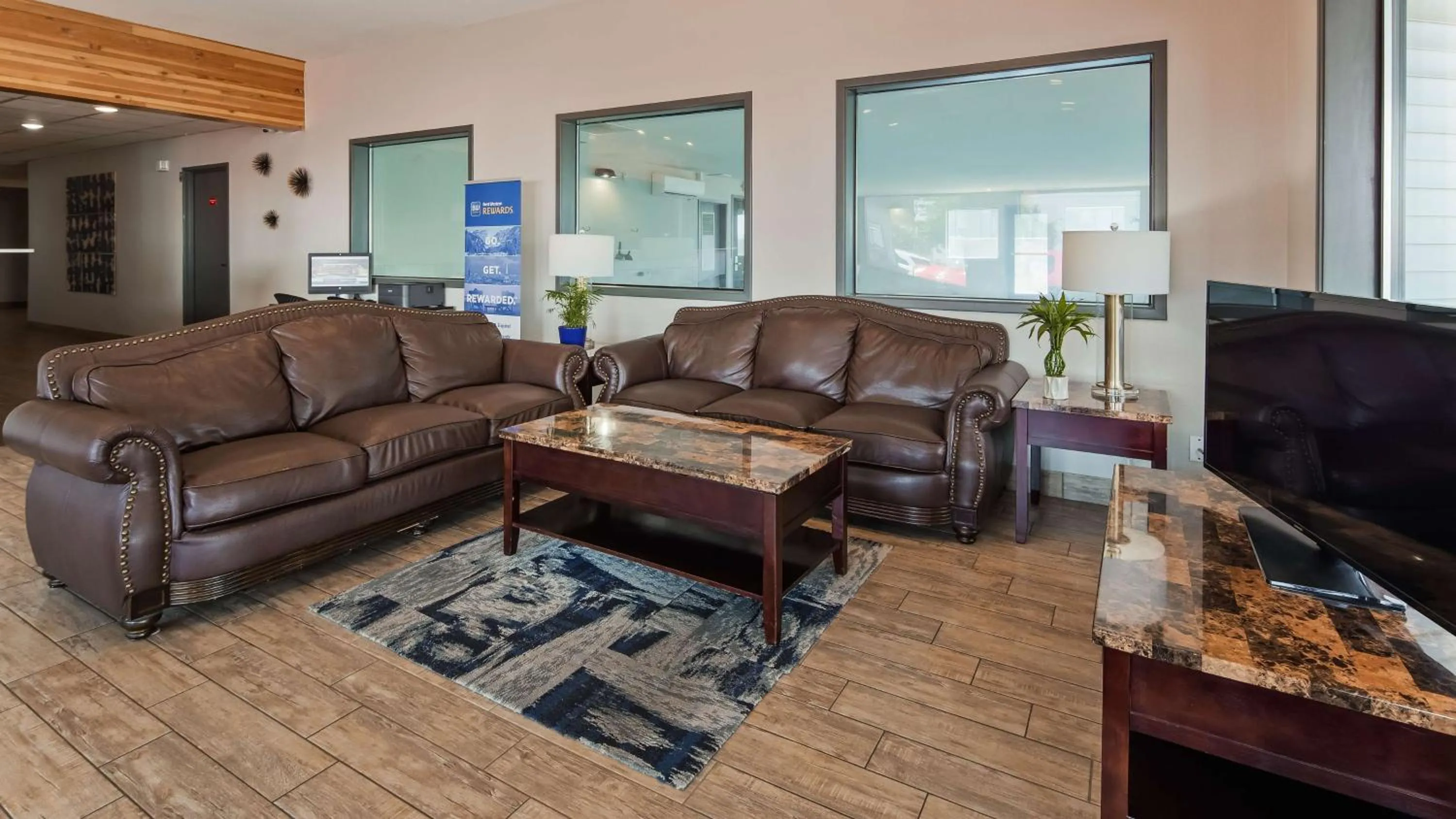 Communal lounge/ TV room in Baymont by Wyndham Moses Lake