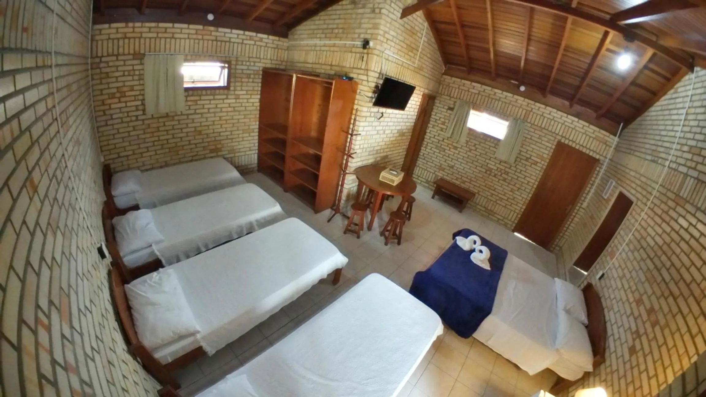 Photo of the whole room, Bed in Pousada Maunaloa