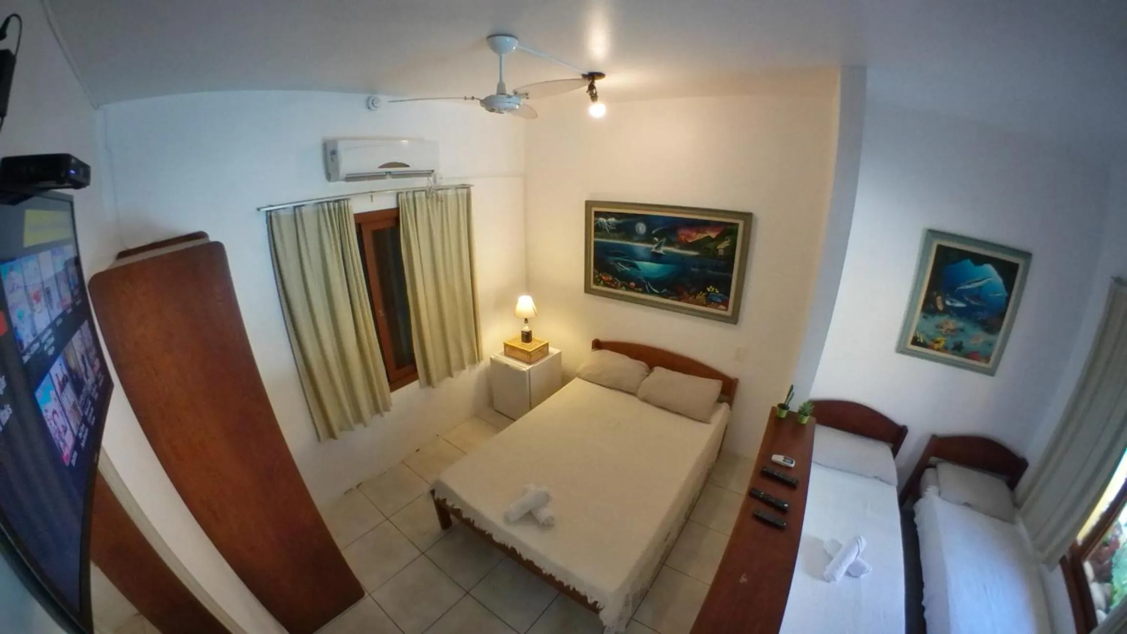 Photo of the whole room, Bed in Pousada Maunaloa