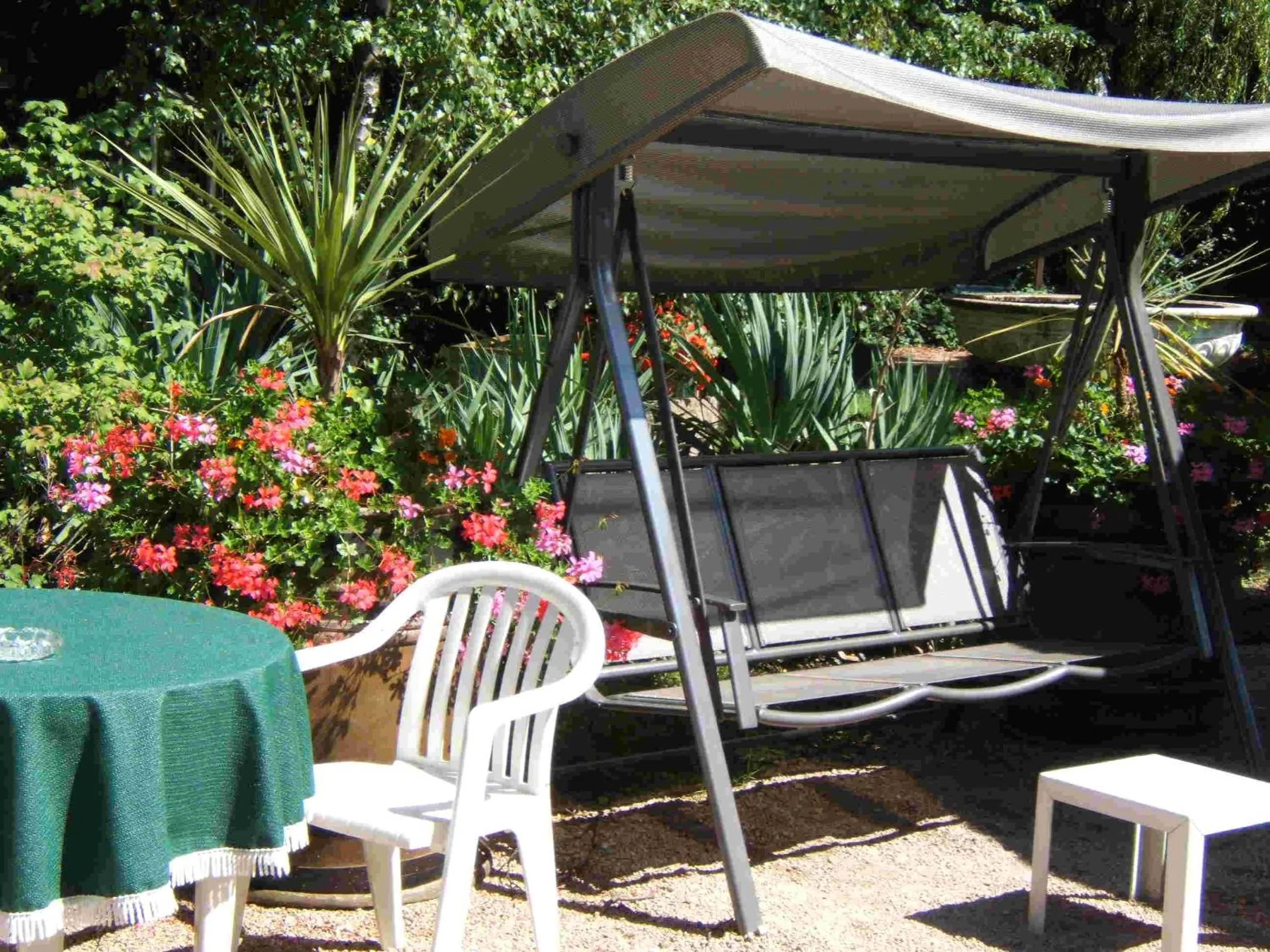 Garden view in Hostellerie Sarrasine, Mâcon Est - Teritoria