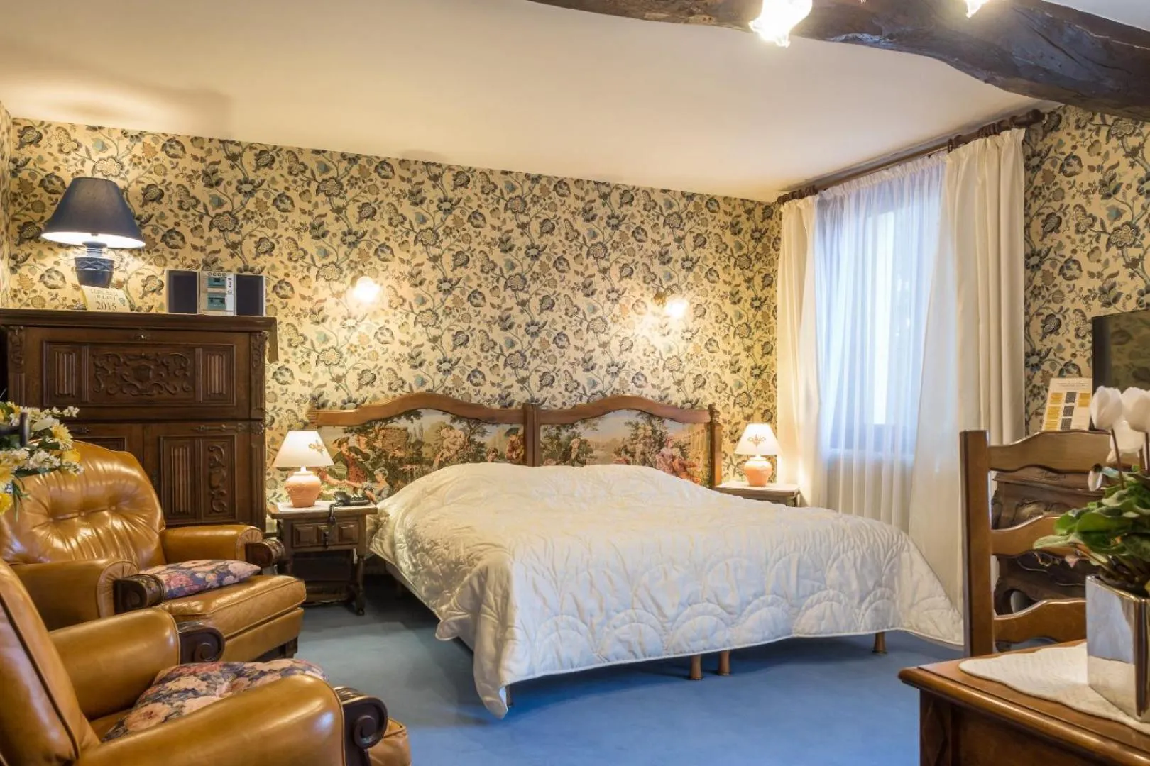 Photo of the whole room, Bed in Hostellerie Sarrasine, Mâcon Est - Teritoria