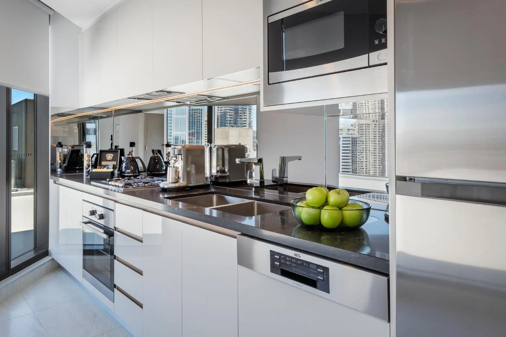 Kitchen or kitchenette in Meriton Suites Sussex Street, Sydney