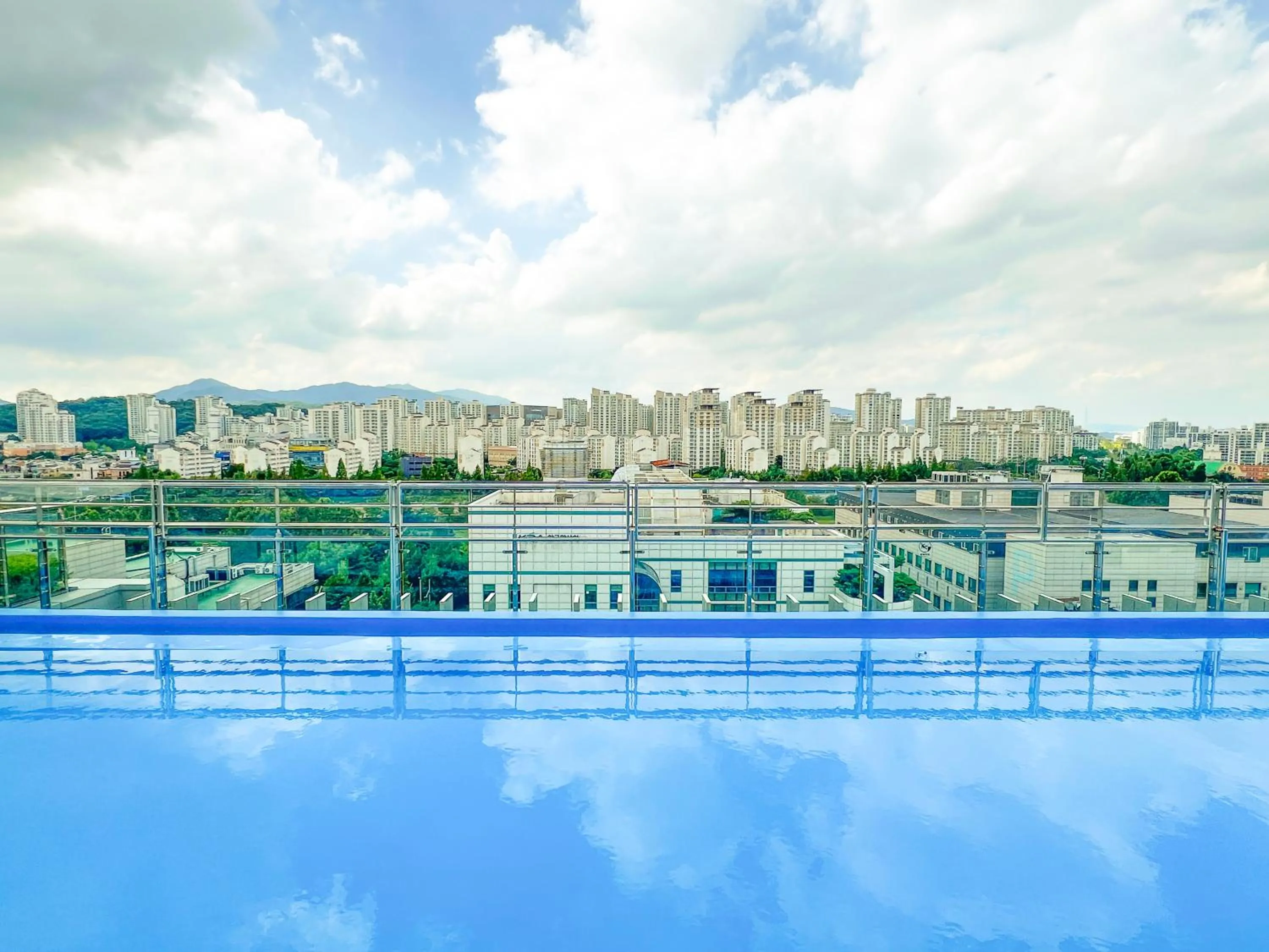 Swimming pool in Hotel Skypark Central Seoul Pangyo