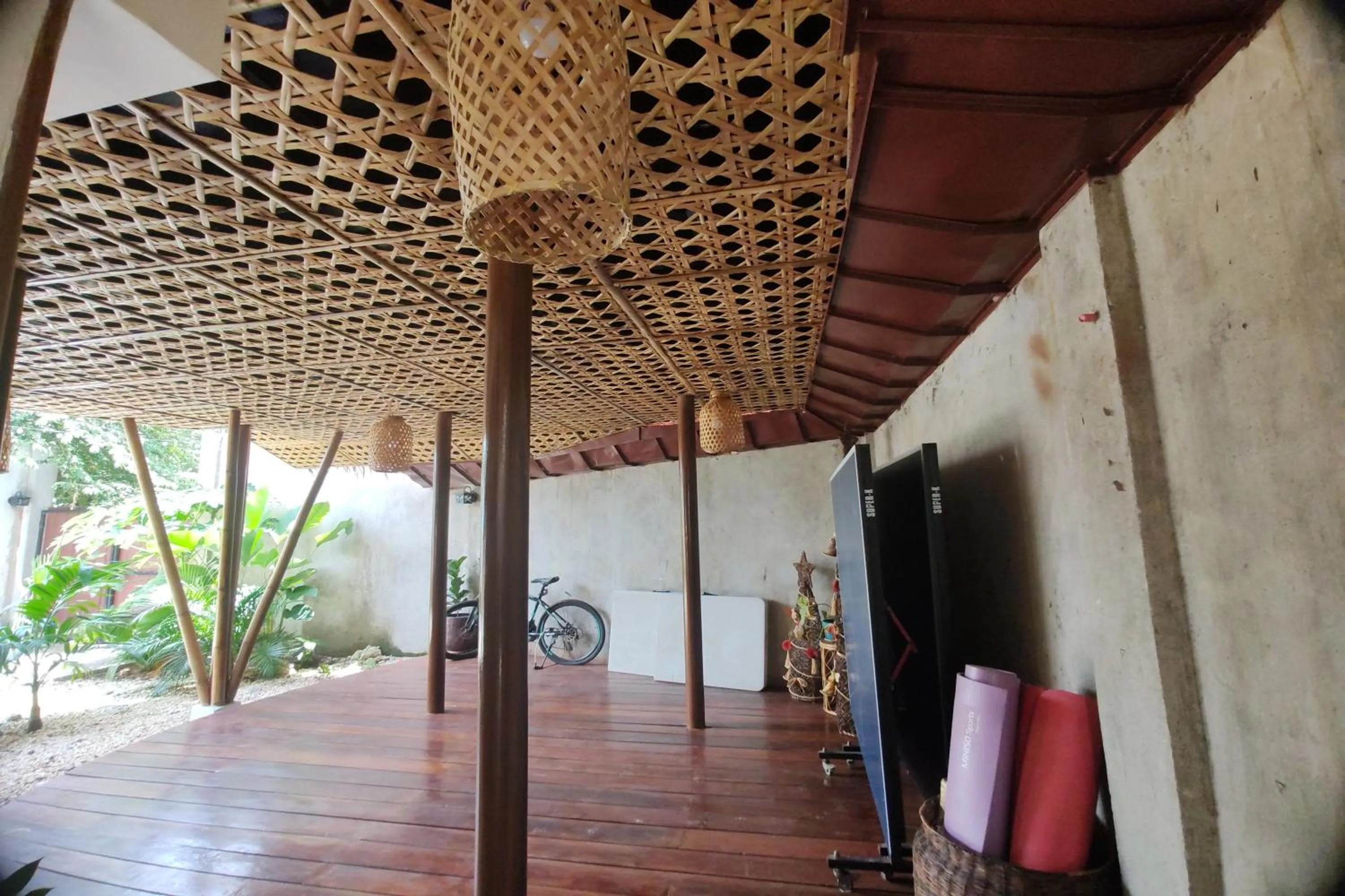 Communal lounge/ TV room in Intoy's Place Panglao near Beach