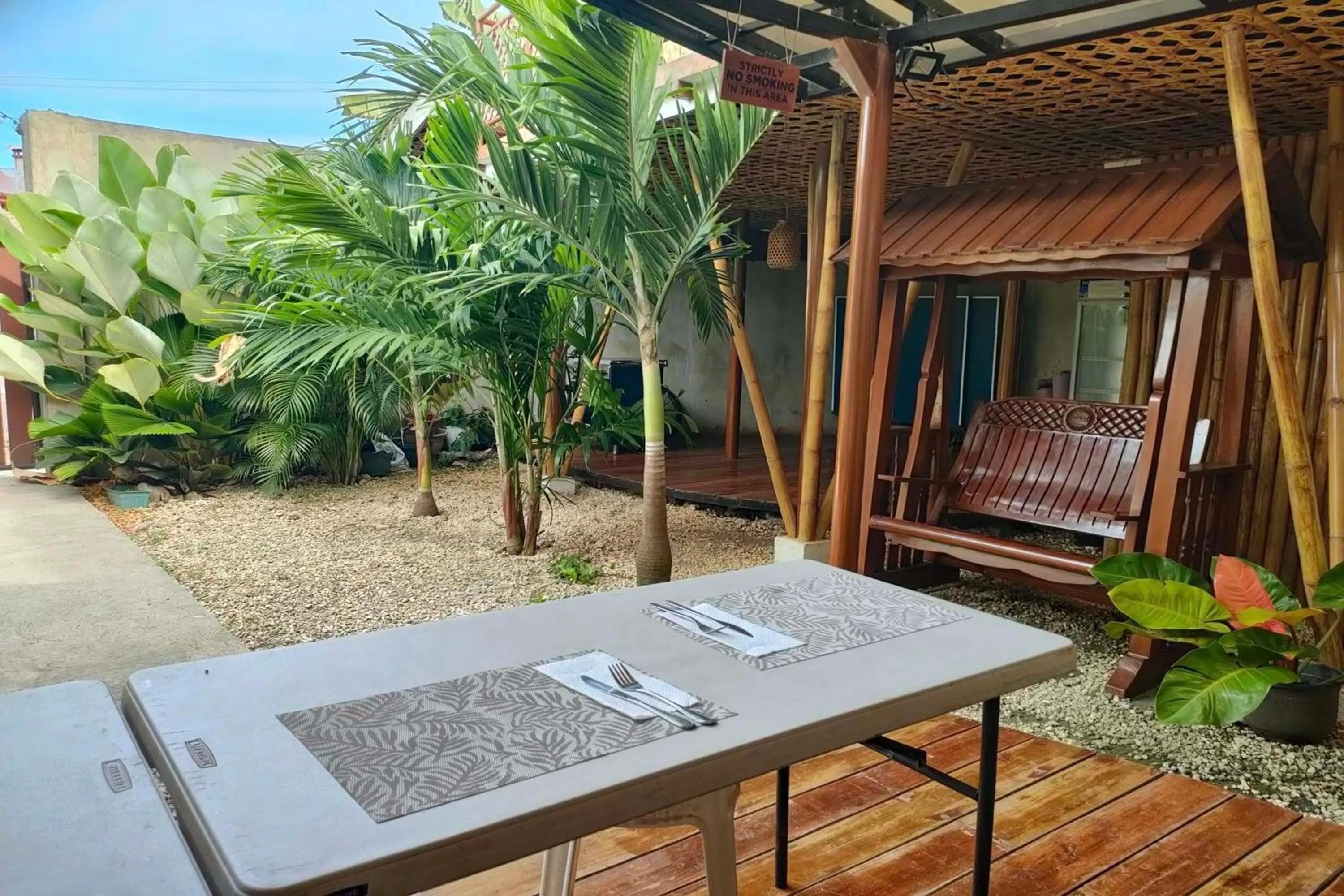 Restaurant/places to eat in Intoy's Place Panglao near Beach