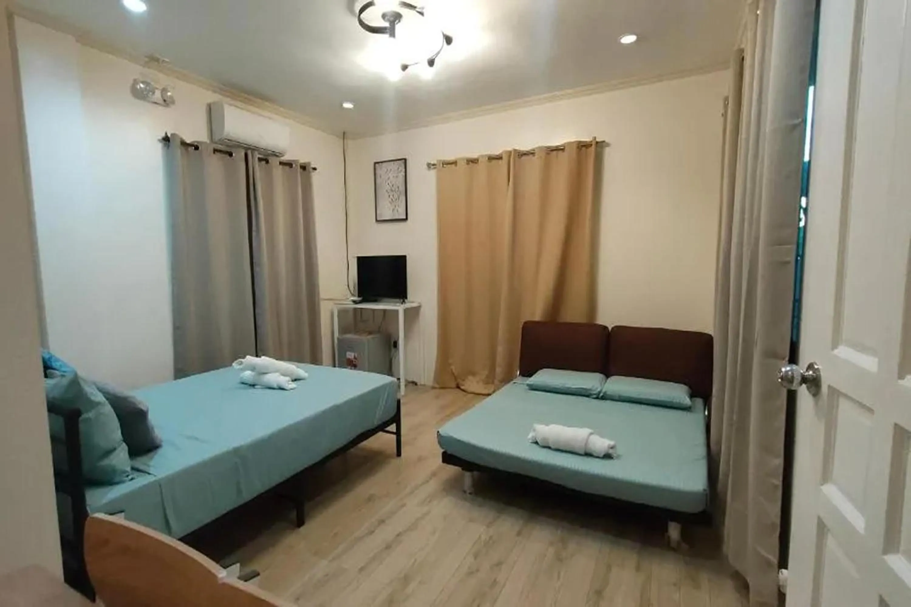 Photo of the whole room, Bed in Intoy's Place Panglao near Beach