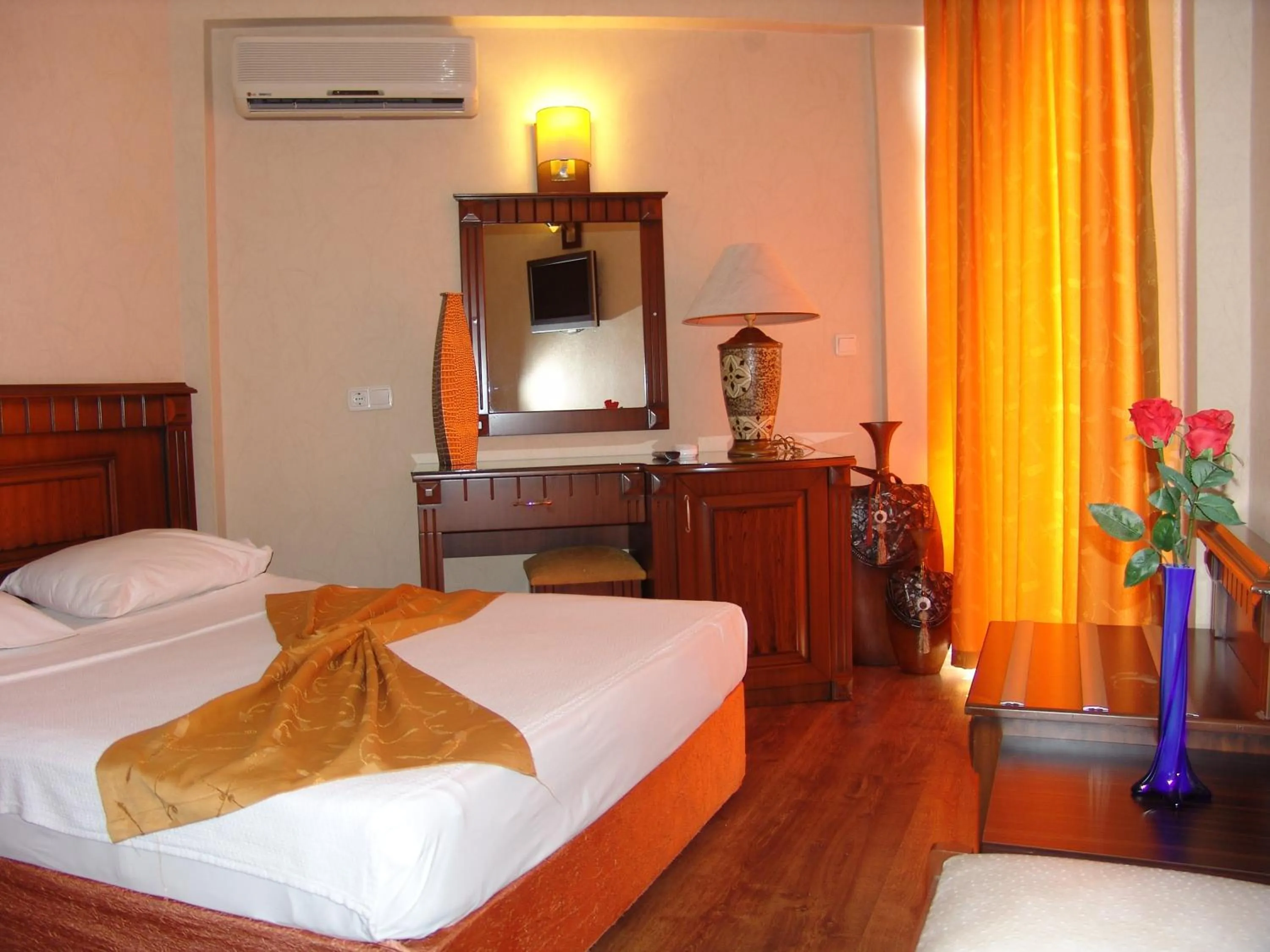 Photo of the whole room, Bed in Kleopatra Ikiz Hotel