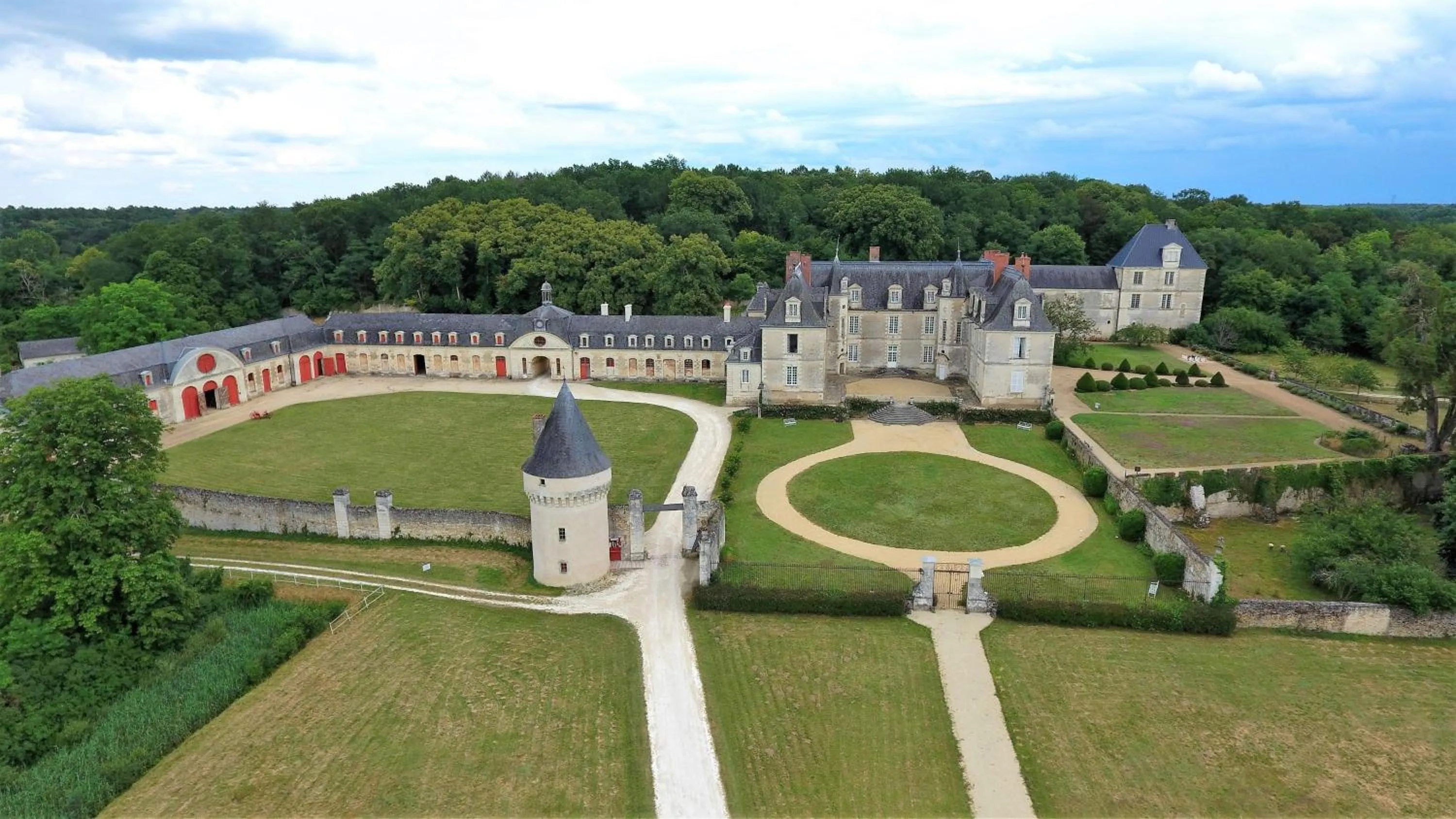 Property building in Chambres d'hôtes au Château de Gizeux