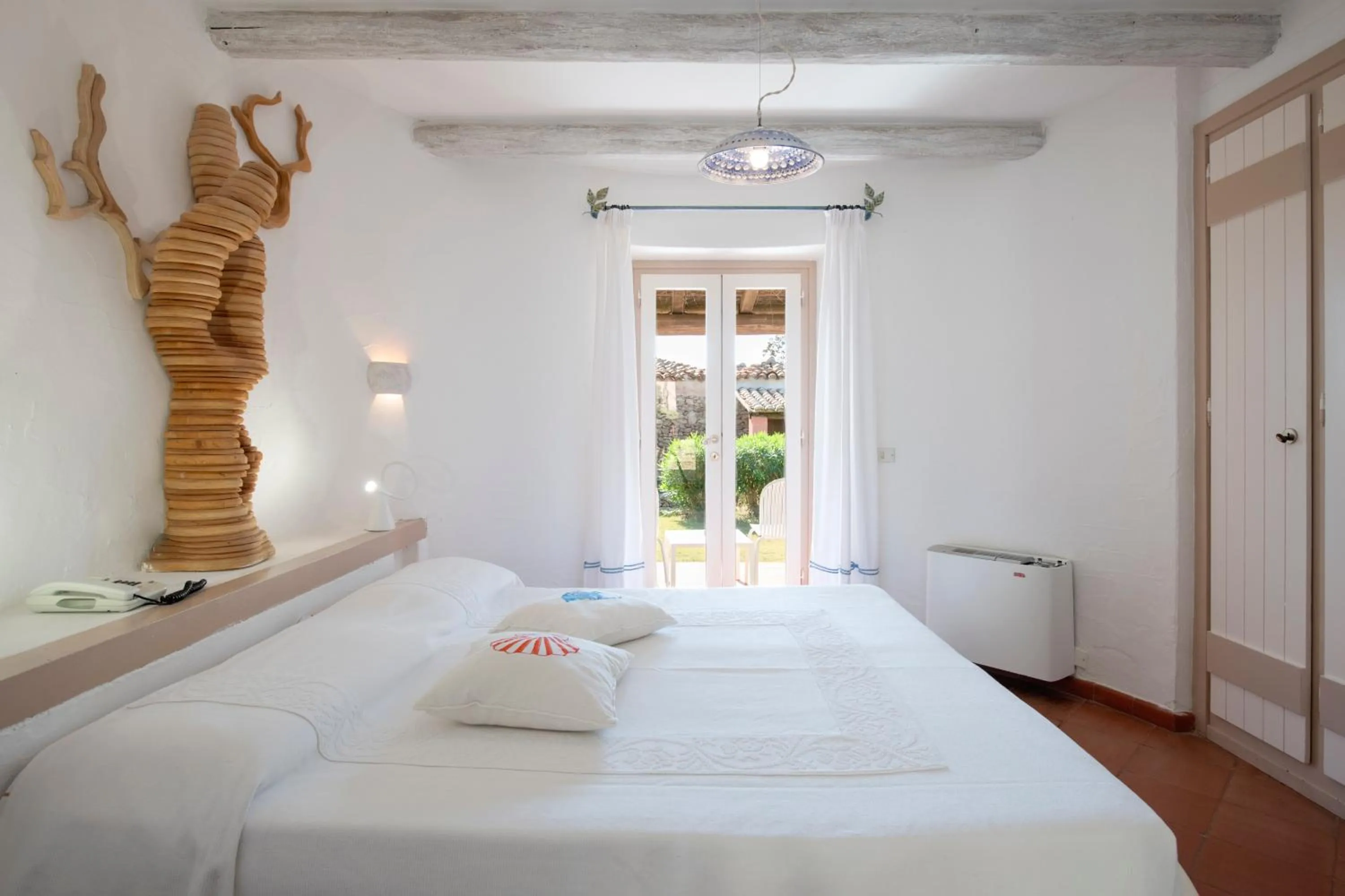 Bed in Hotel Resort & Spa Baia Caddinas