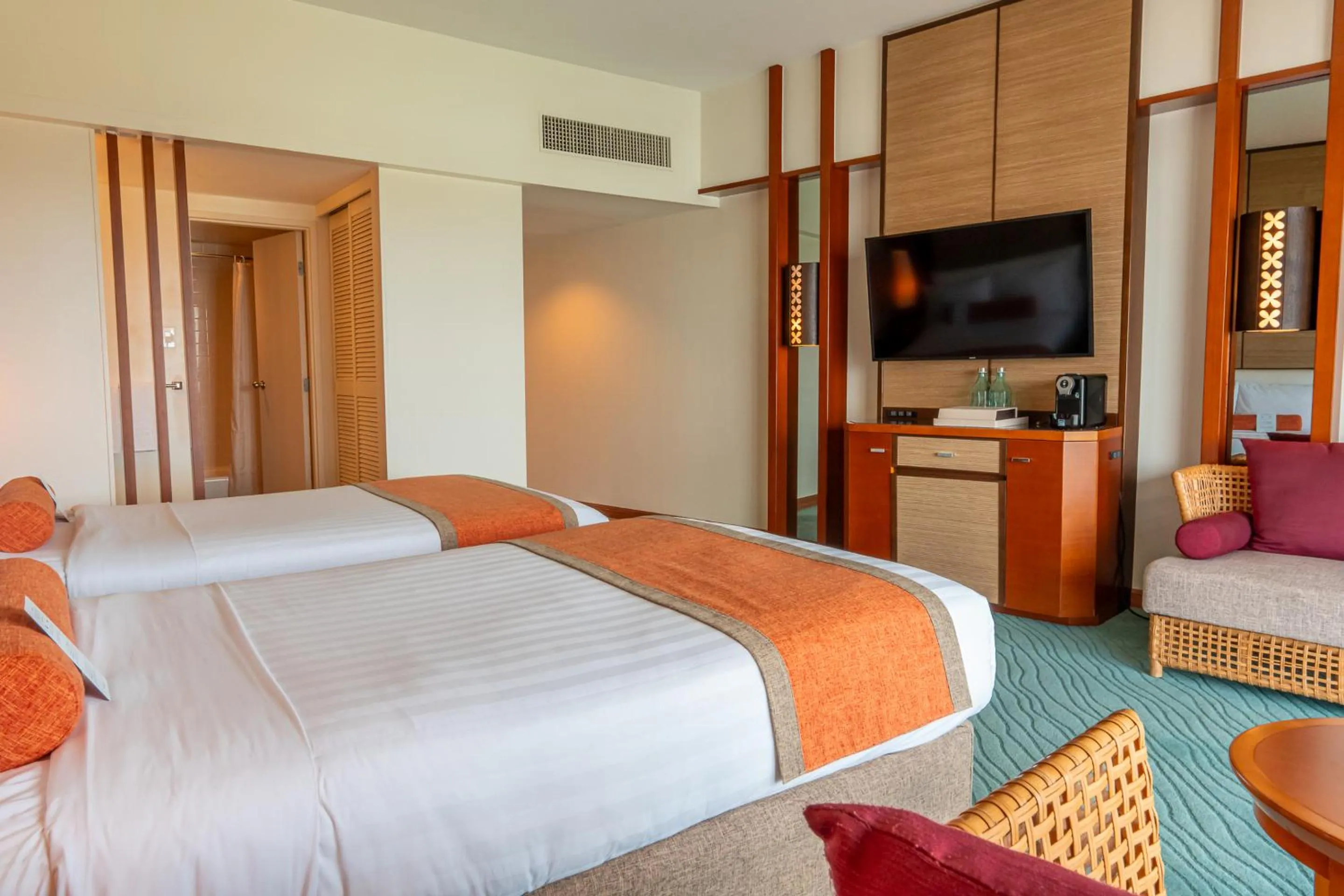 View (from property/room), Bed in Hotel Nikko Guam