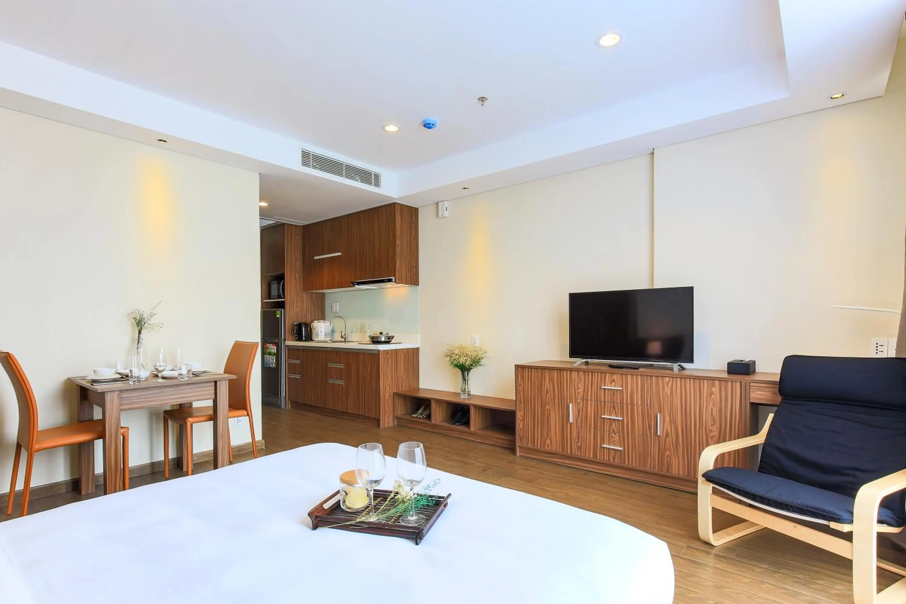 Communal lounge/ TV room, Bed in Aurora Serviced Apartments