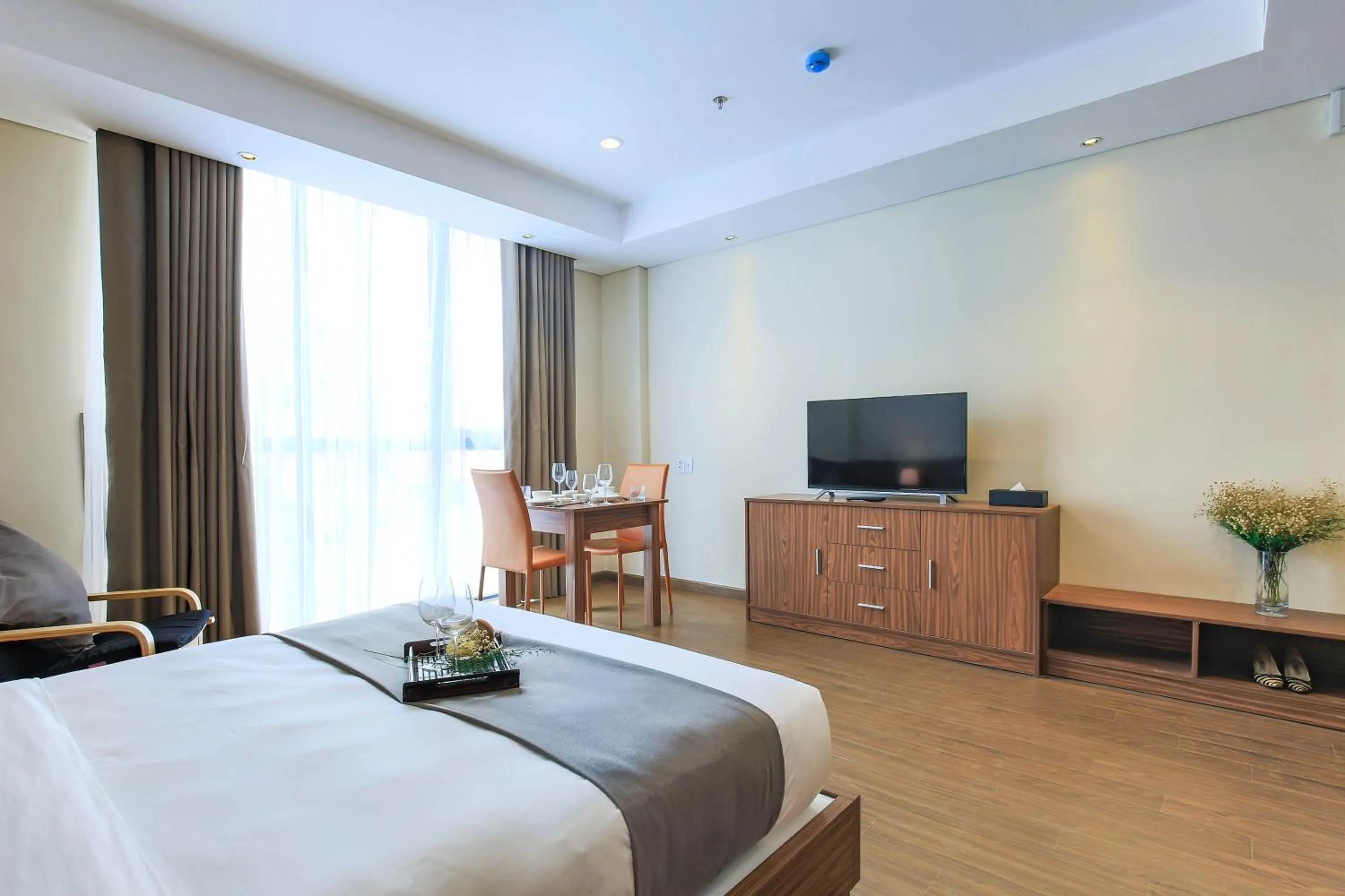 Communal lounge/ TV room, Bed in Aurora Serviced Apartments