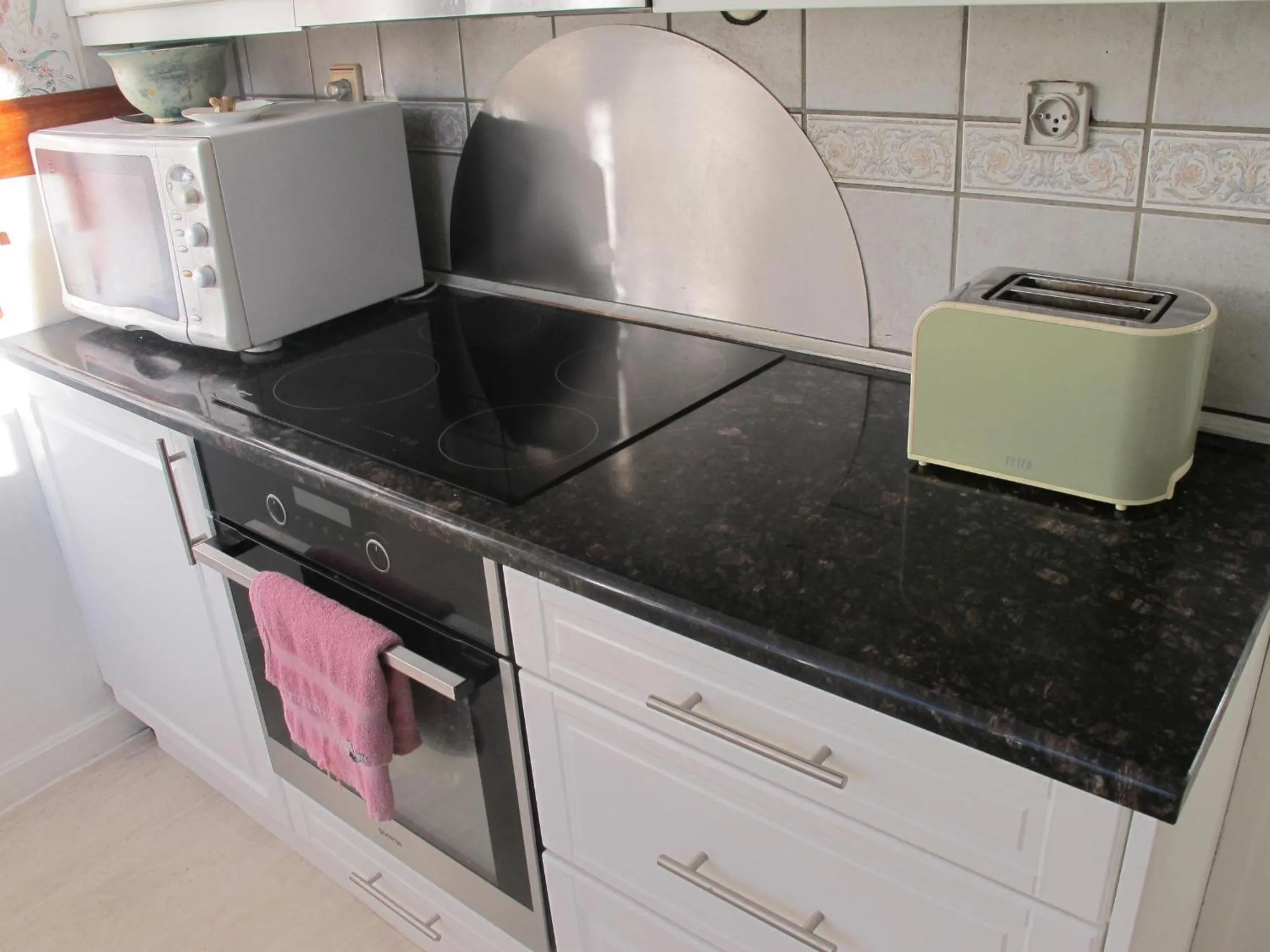 Communal kitchen in Guesthouse Sharon Aarhus