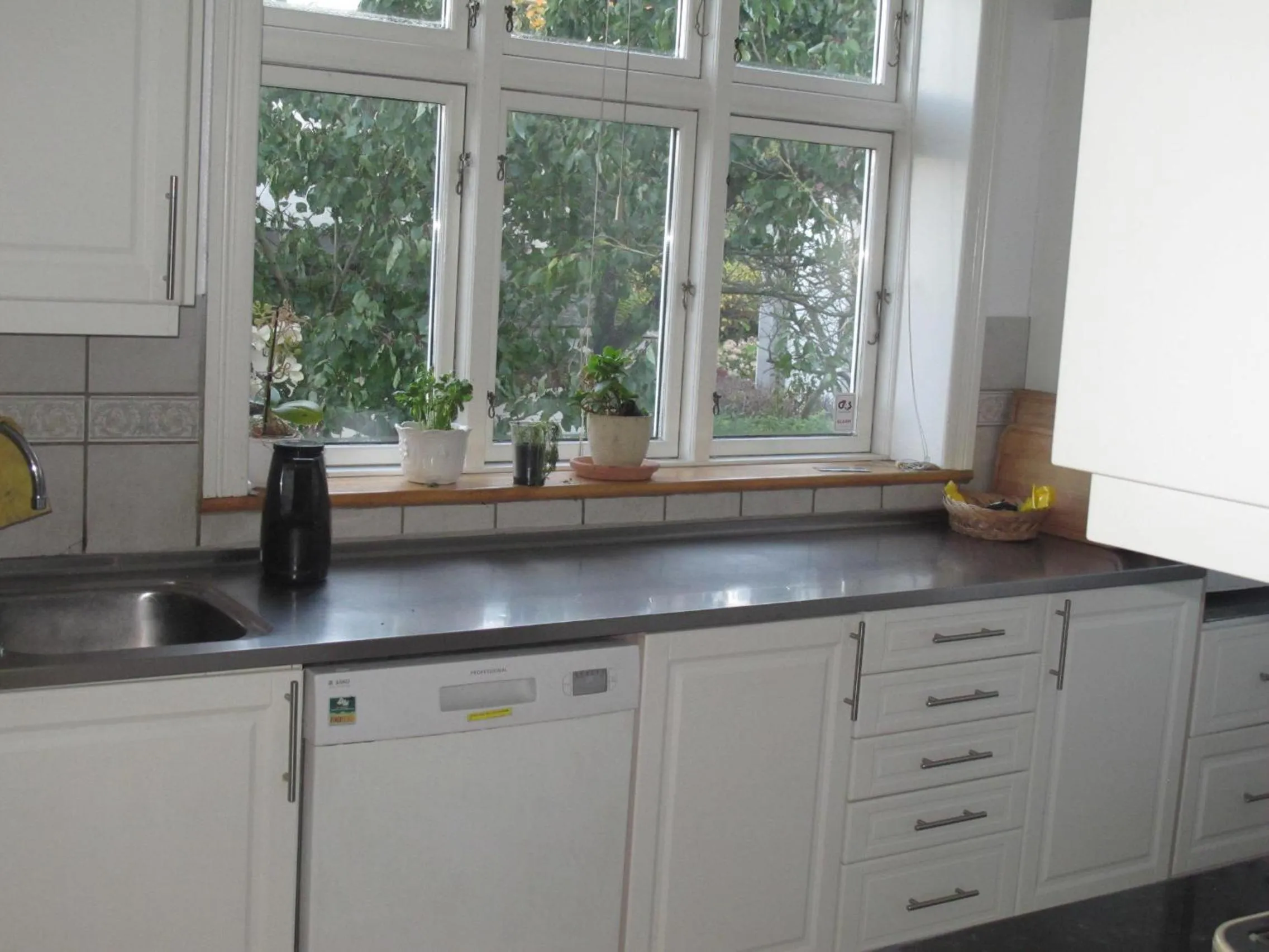 Communal kitchen in Guesthouse Sharon Aarhus