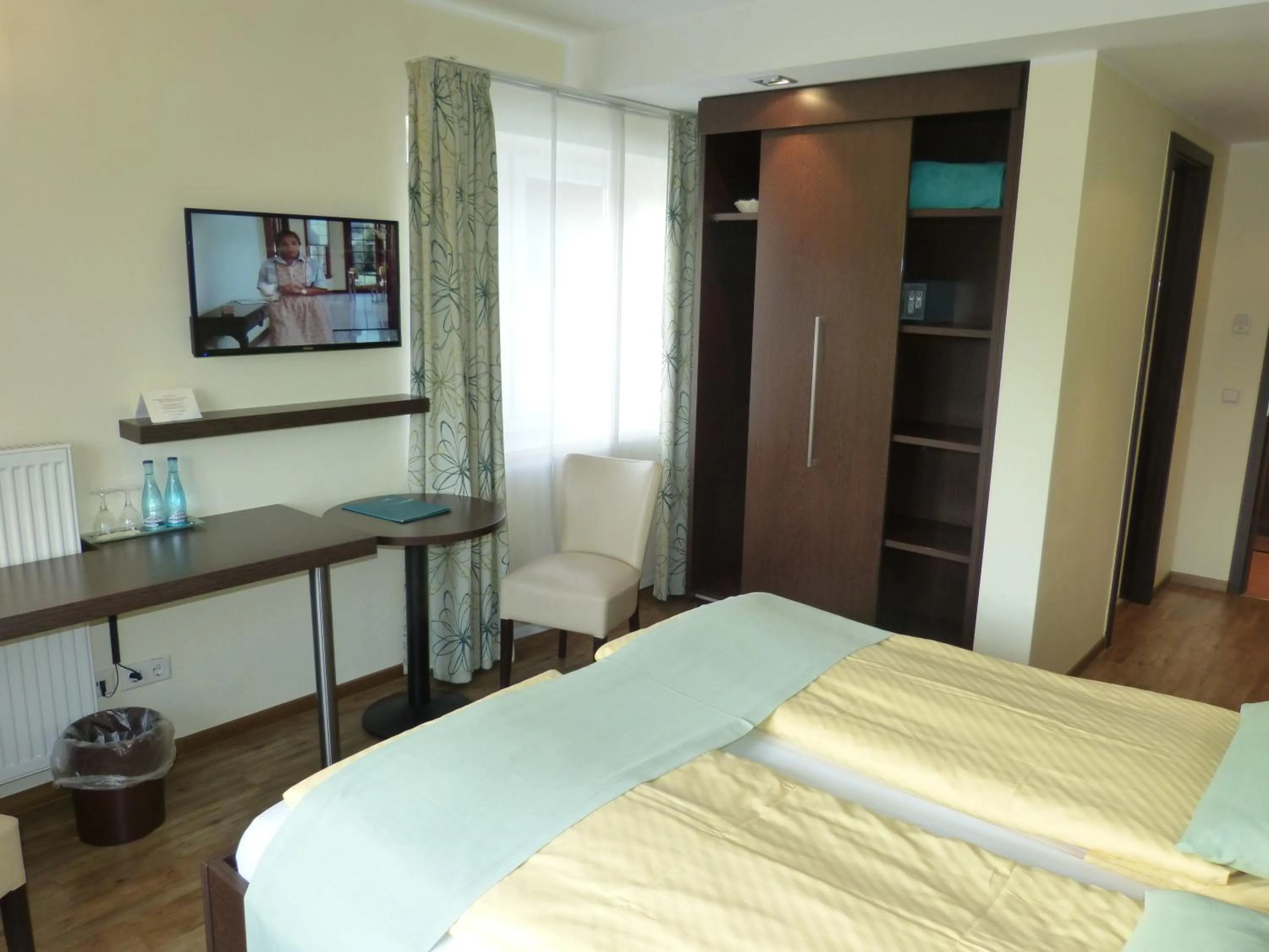 Photo of the whole room, Bed in Hotel Evering