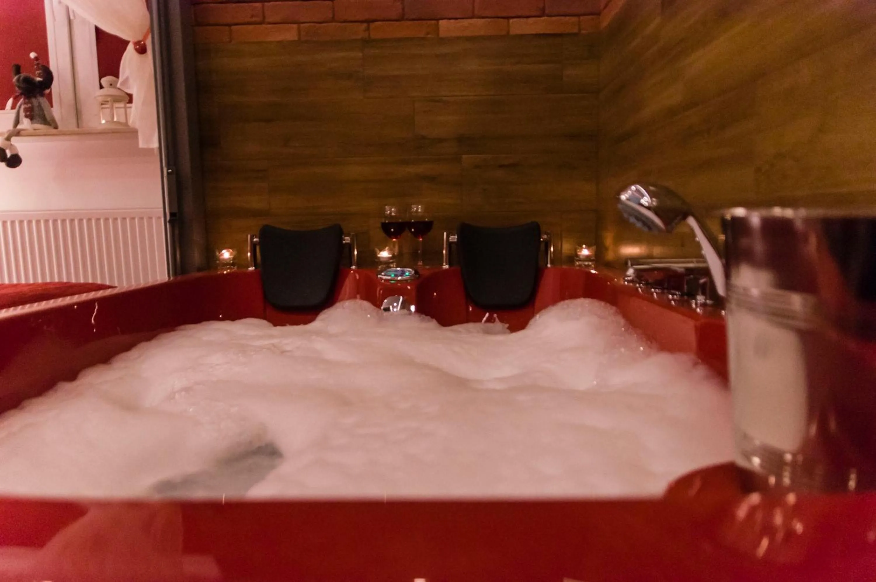 Photo of the whole room in Jacuzzi Apartment Red